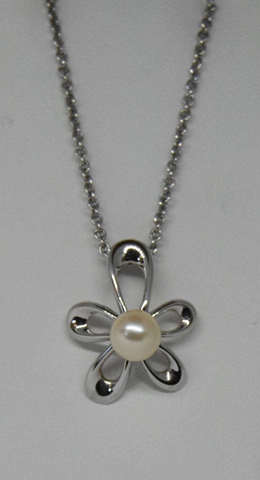 6.7mm Pearl 14k White Gold Shamrock Pendant/ Necklace ~ 17 inch long ~ 6.5 grams