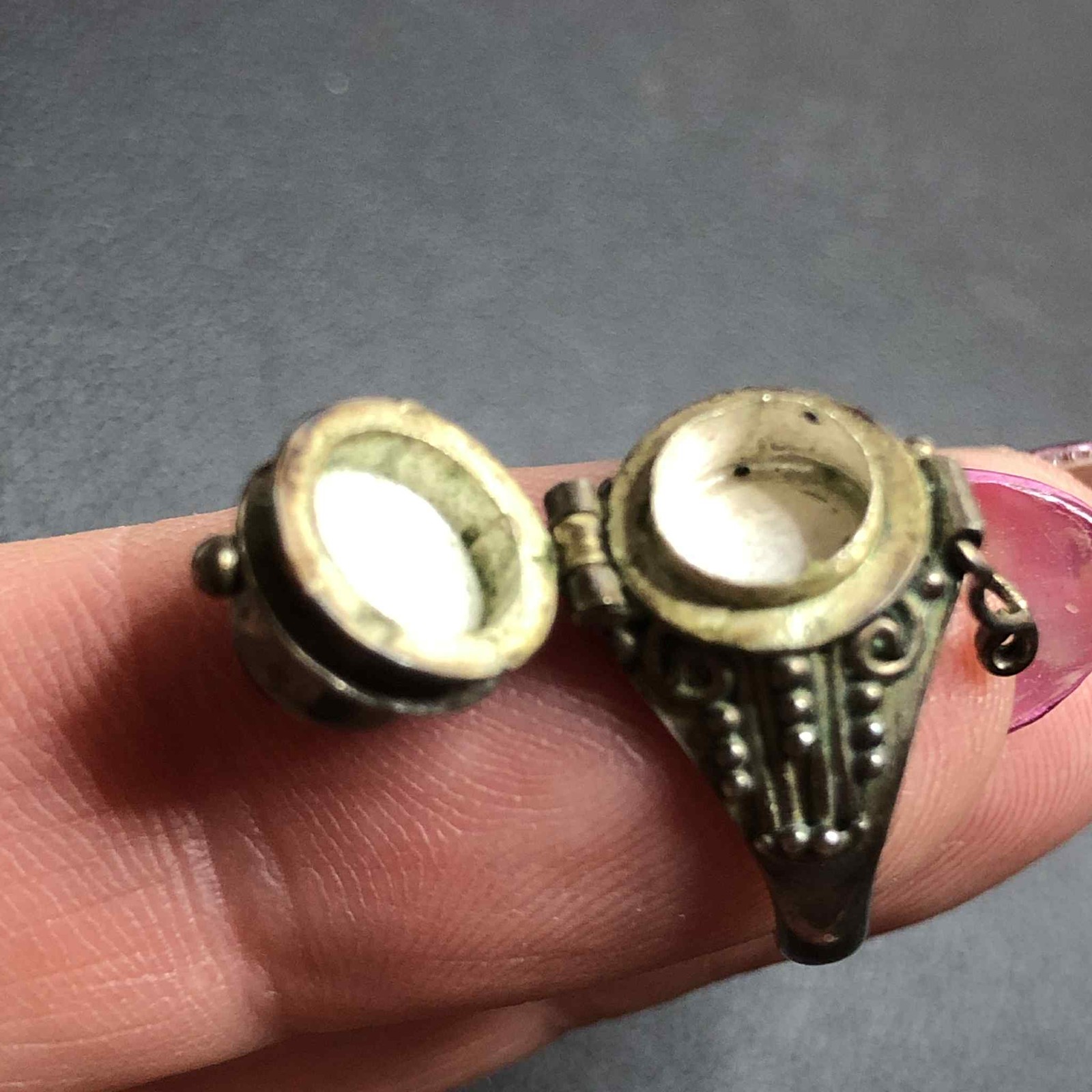 8188 Vintage oxidized Sterling 925 Baltic amber Poison ring Sz 4.5 (3.2 grams)