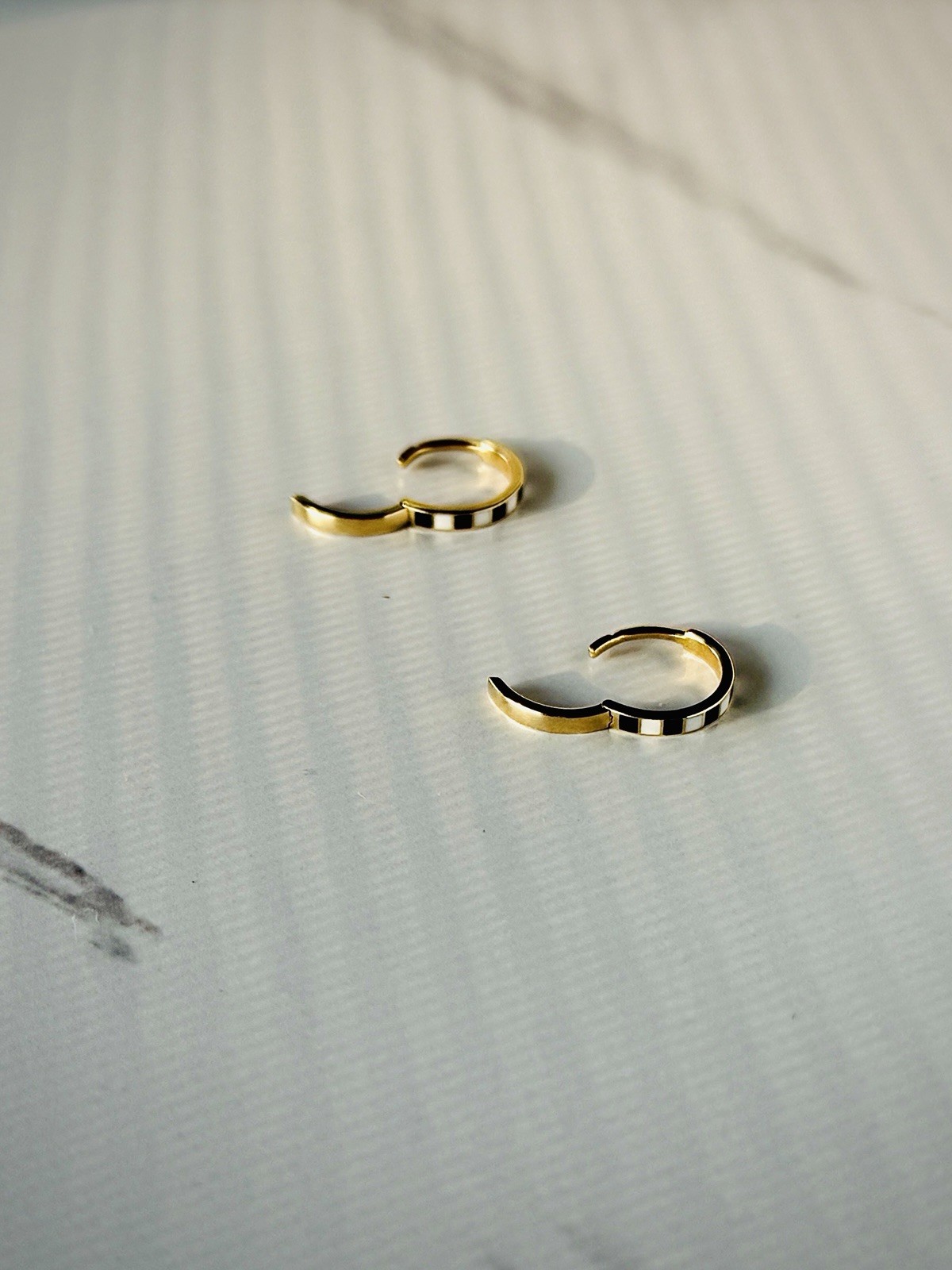 14K Yellow Gold Black & White Checkers Enamel Huggie Hoop Earrings Real Jewelry