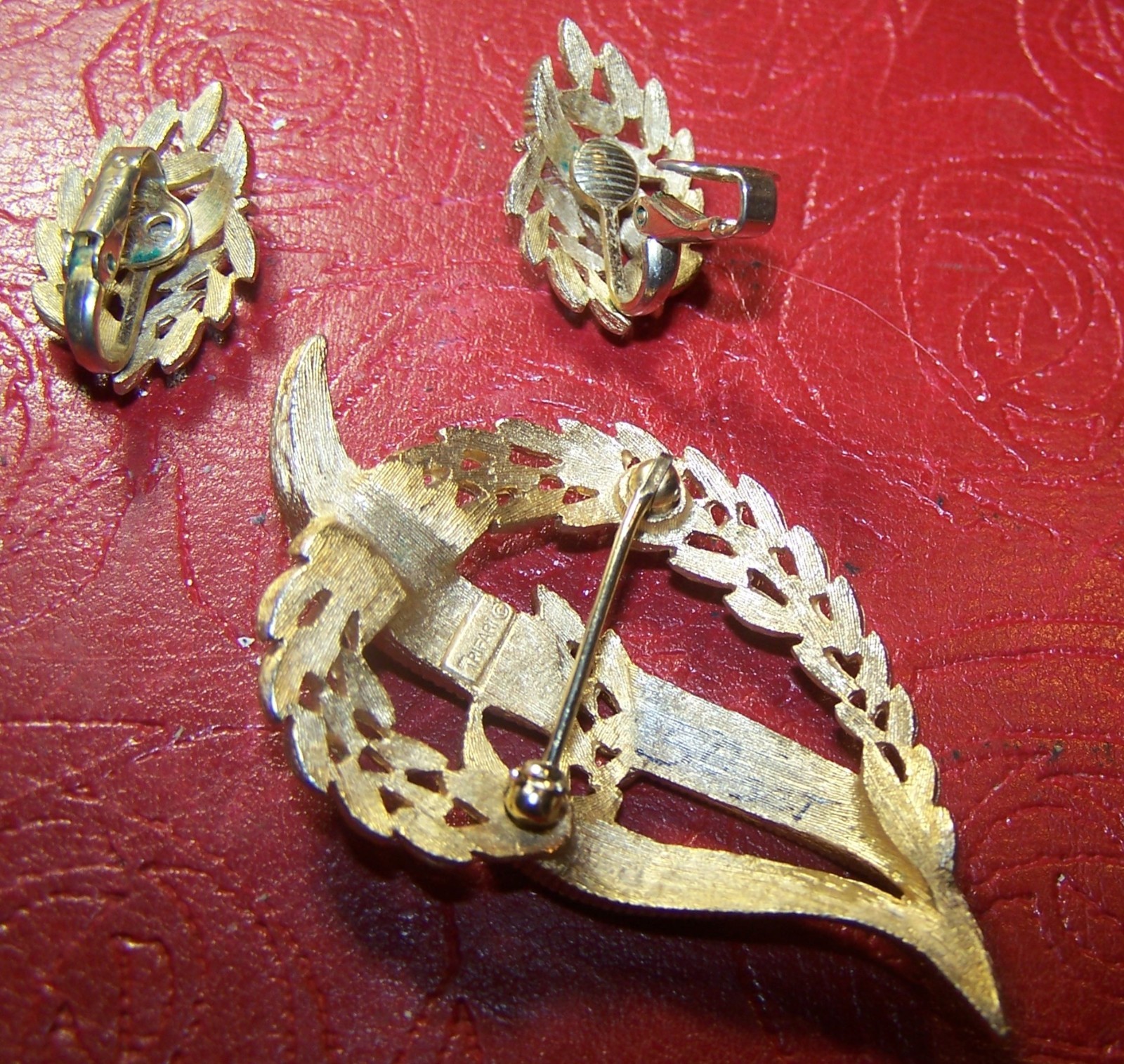 VINTAGE TRIFARI BROOCH CLIP ON EARRINGS BRUSHED GOLD TONE STUNNING CONSERVATIVE