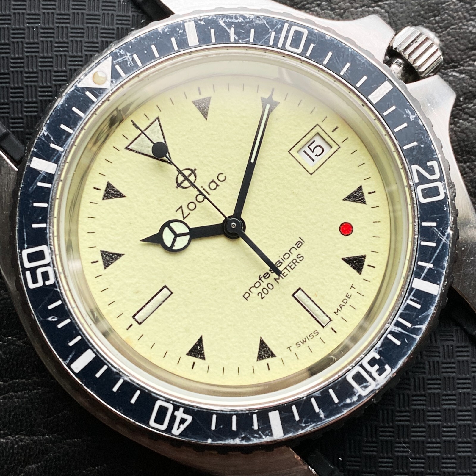 EXCELLENT ZODIAC VINTAGE RED POINT RED DOT 106.21.07 QUARTZ DIVER SWISS