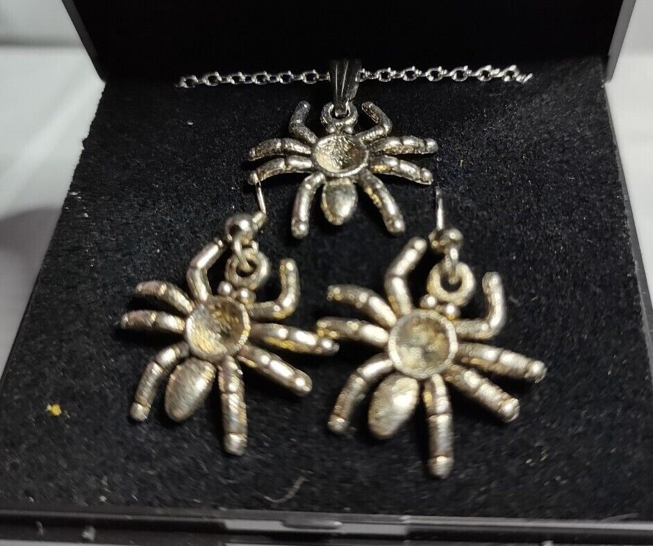 Hand made Spider jewellery sets. 18″ Silver tone chain. Free Gift box included