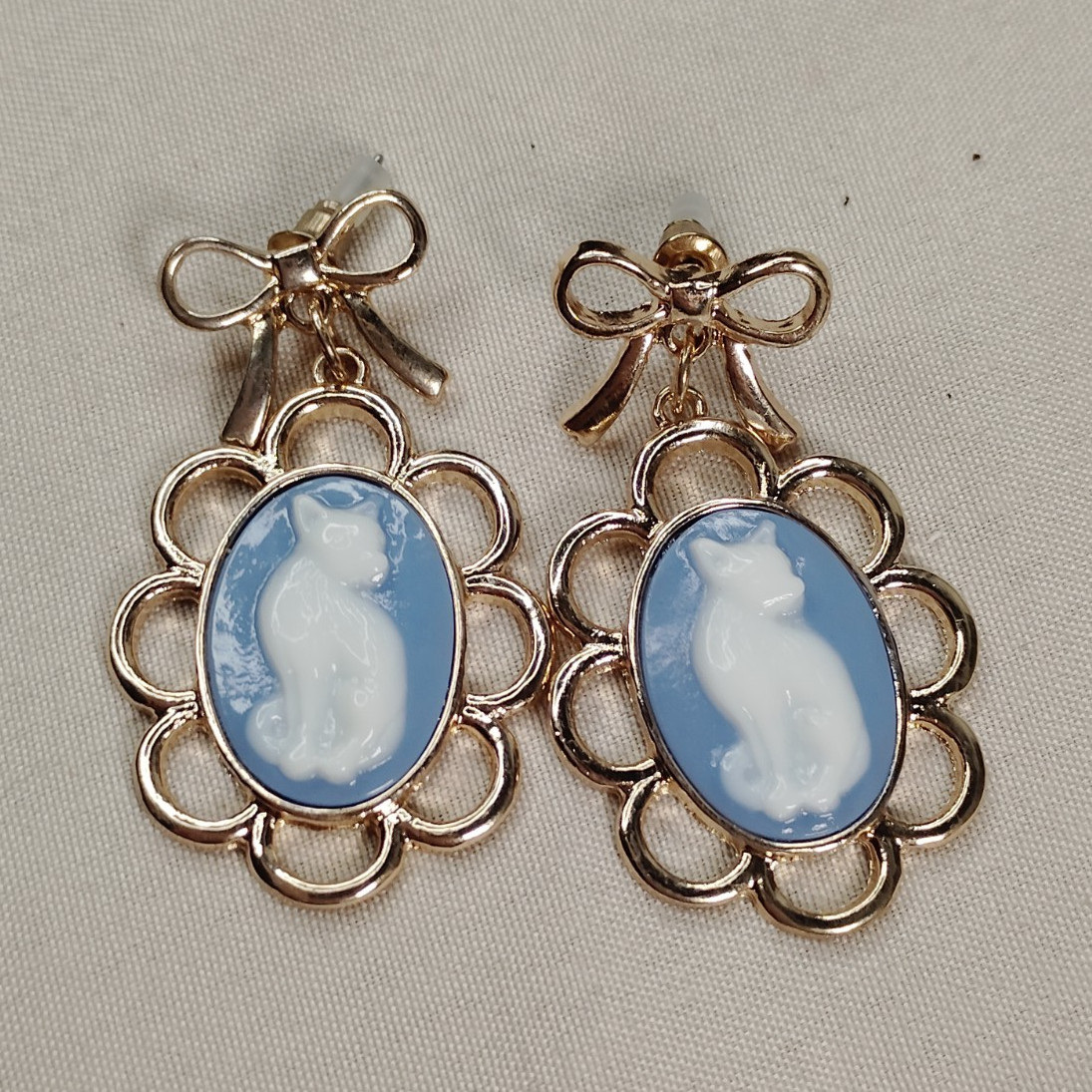 Oval Cameo Drop Earrings Gold Tone Blue & White Portrait Cat Theme