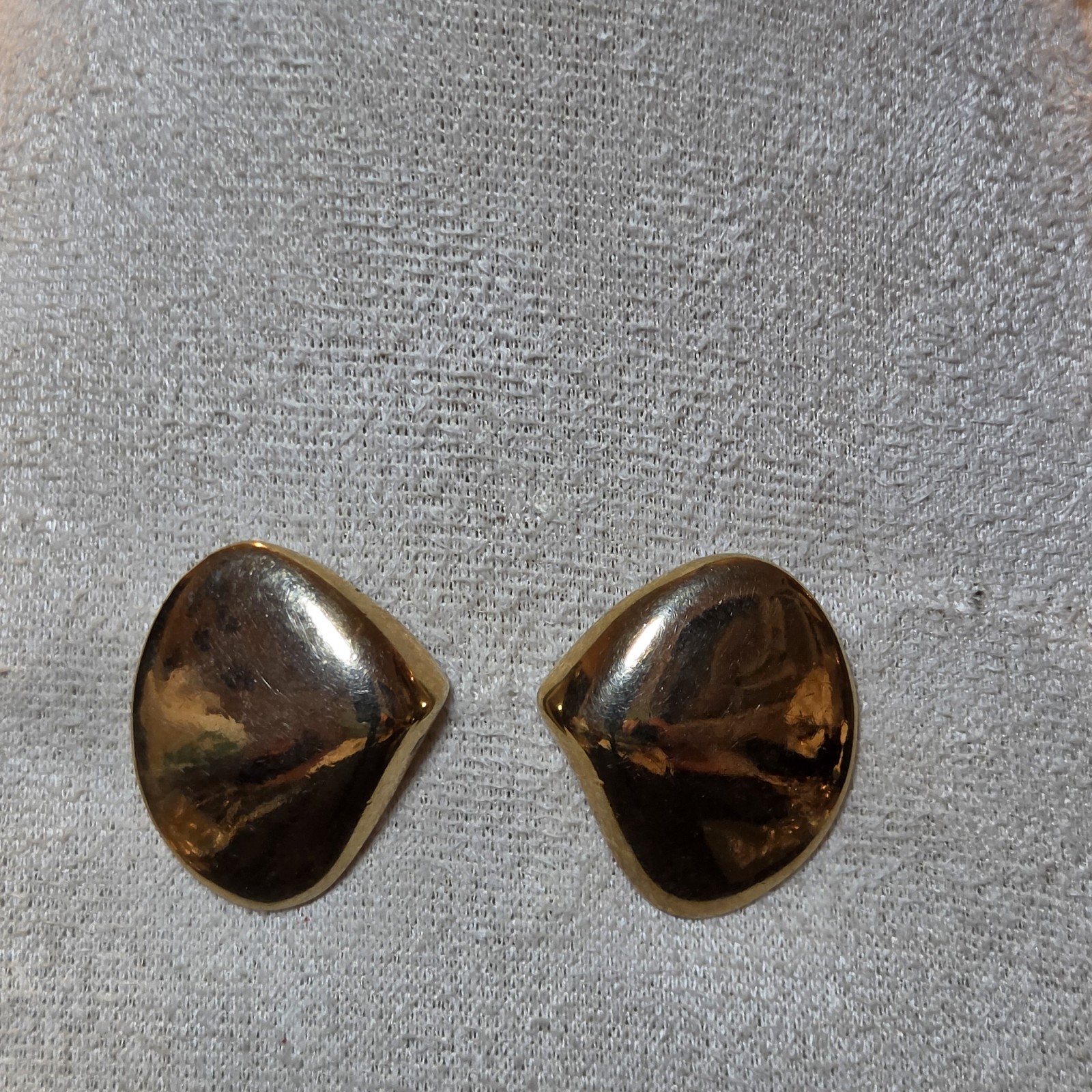 Smooth Gold-tone Stud Earrings With A Modern Organic Shape And Glossy Finish