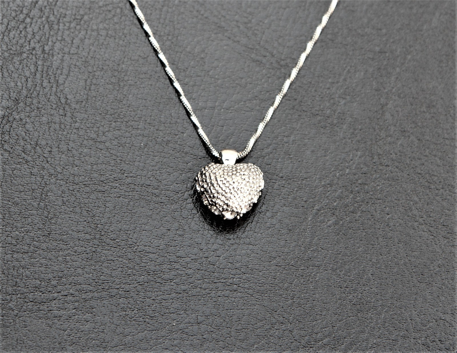 SILVER TONE DIAMANTE HEART SHAPED PENDANT NECKLACE IN EXCELLENT USED CONDITION