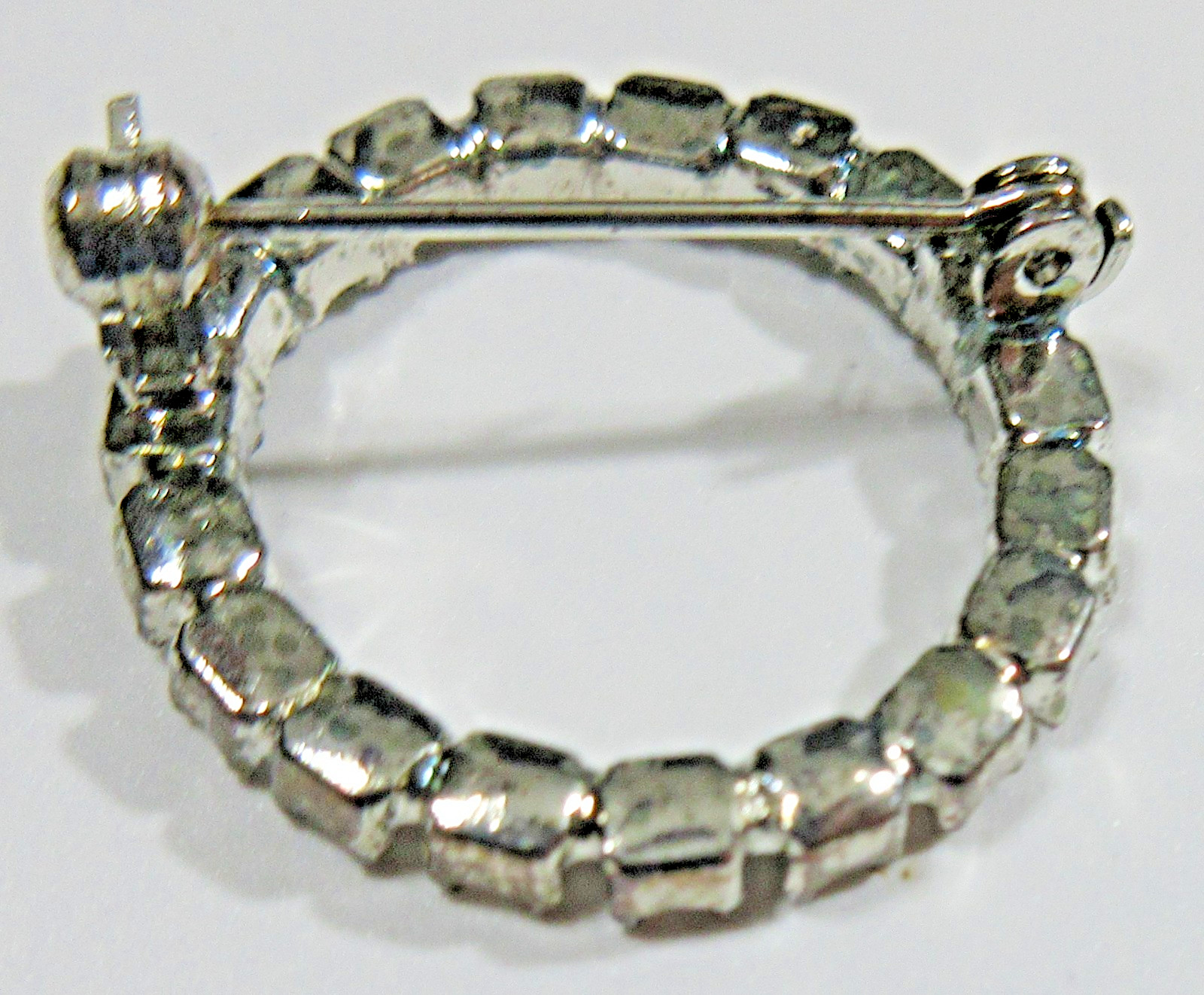 VTG 1″ OPEN WORK geometric Circle Wreath clear RHINESTONE Brooch Pin silver tone