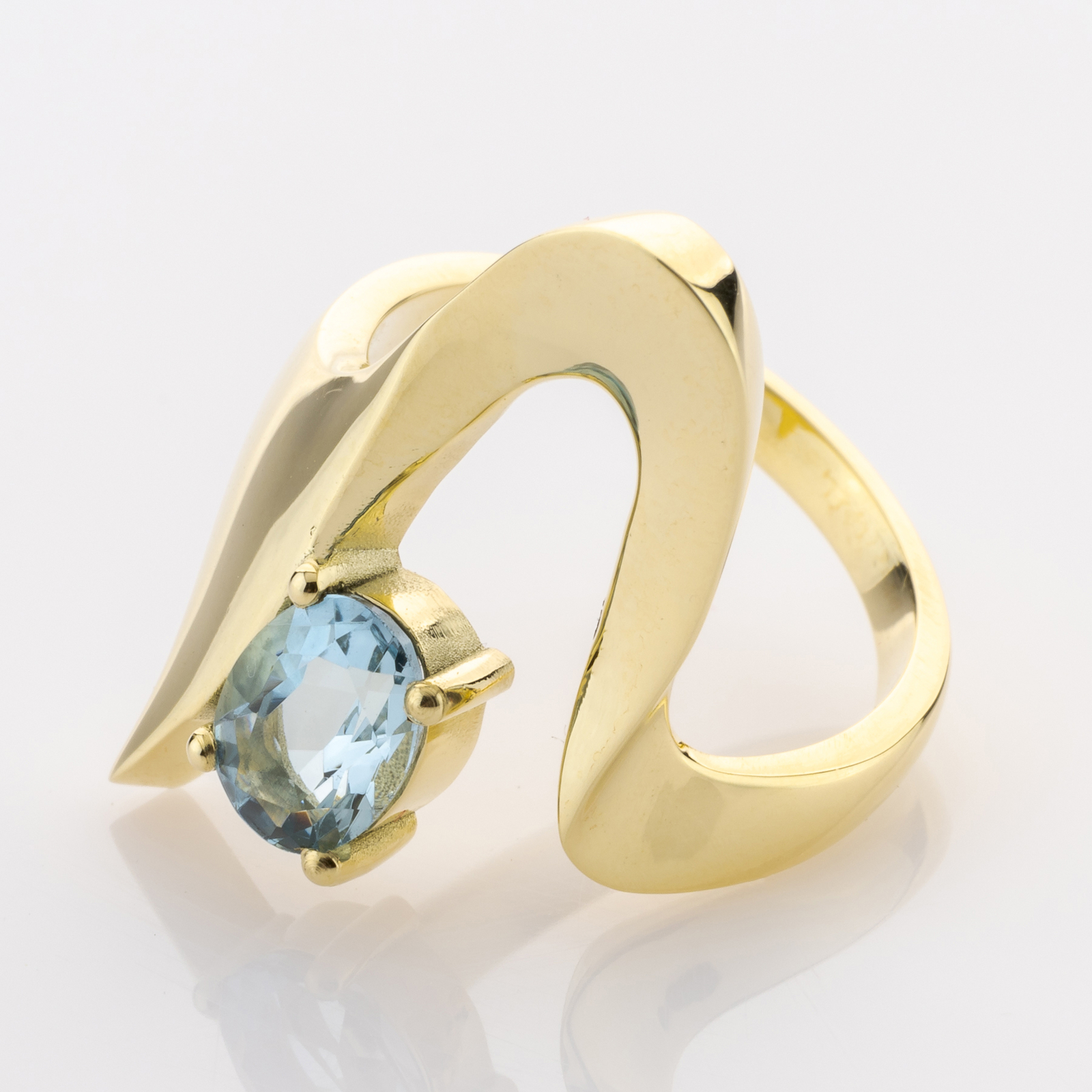 14k gold ring with an aquamarine