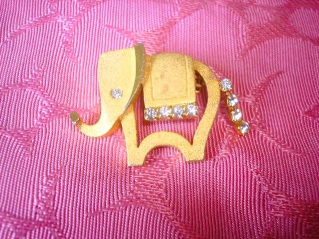 Vintage Gold Tone Elephant Pin Clear Rhinestones Tail Dangles 1 x 1 3/8 In. KJ