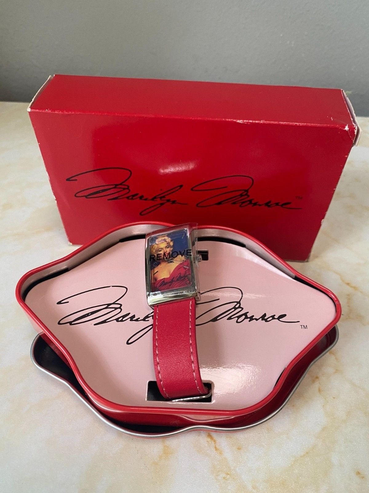 NIB AVON Women’s Marilyn Monroe Watch in Lips Shaped Red Tin Box