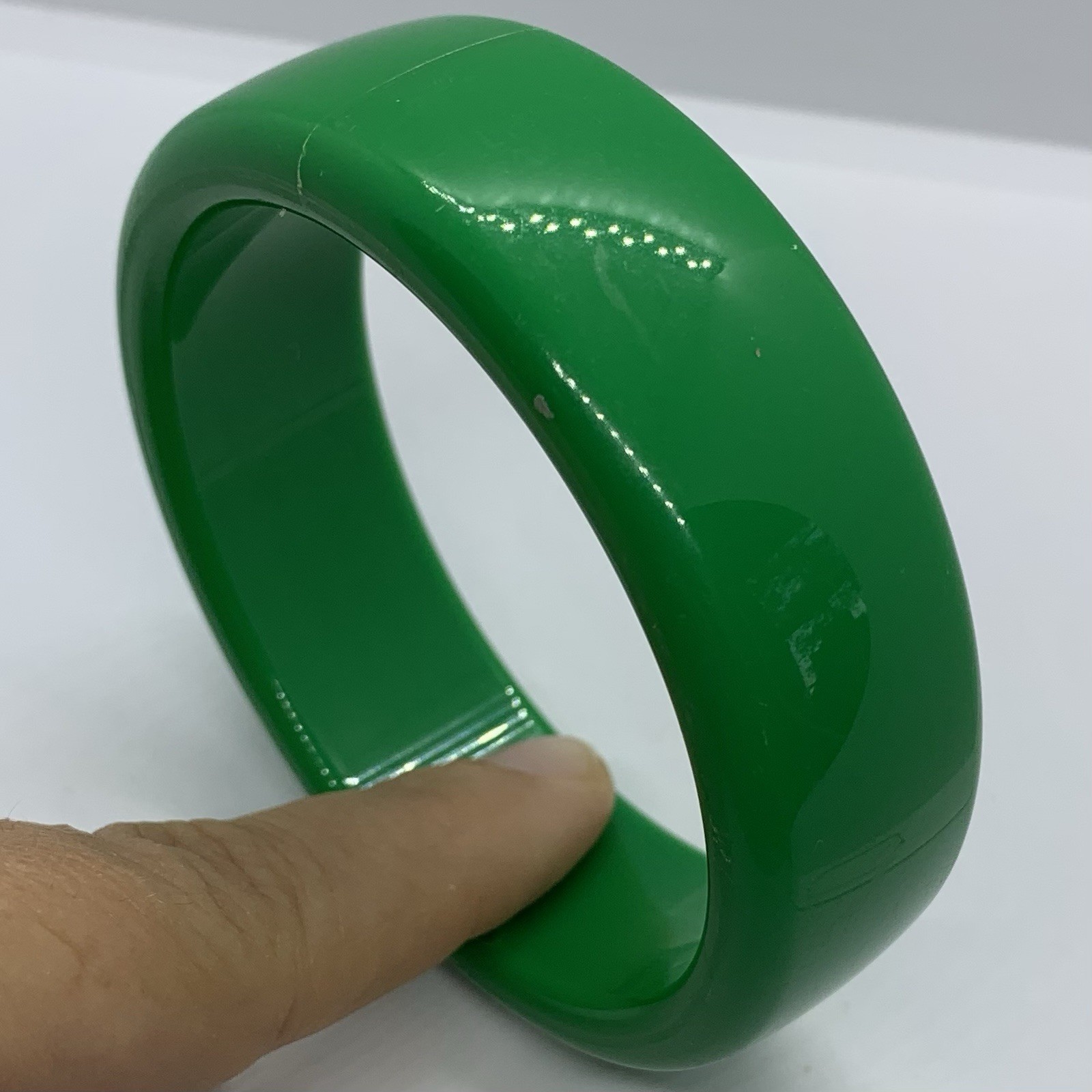Vtg Kelly Green Lucite Solid Chunky Bangle Bracelet Round 8.5” Length 7/8” Wide