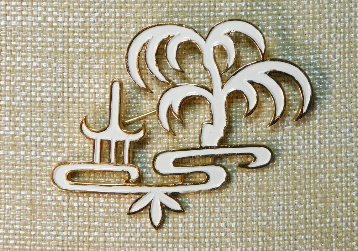 VINTAGE CROWN TRIFARI ” L’ORIENT ” ASIAN THEME WHITE ENAMEL GOLD TONE BROOCH