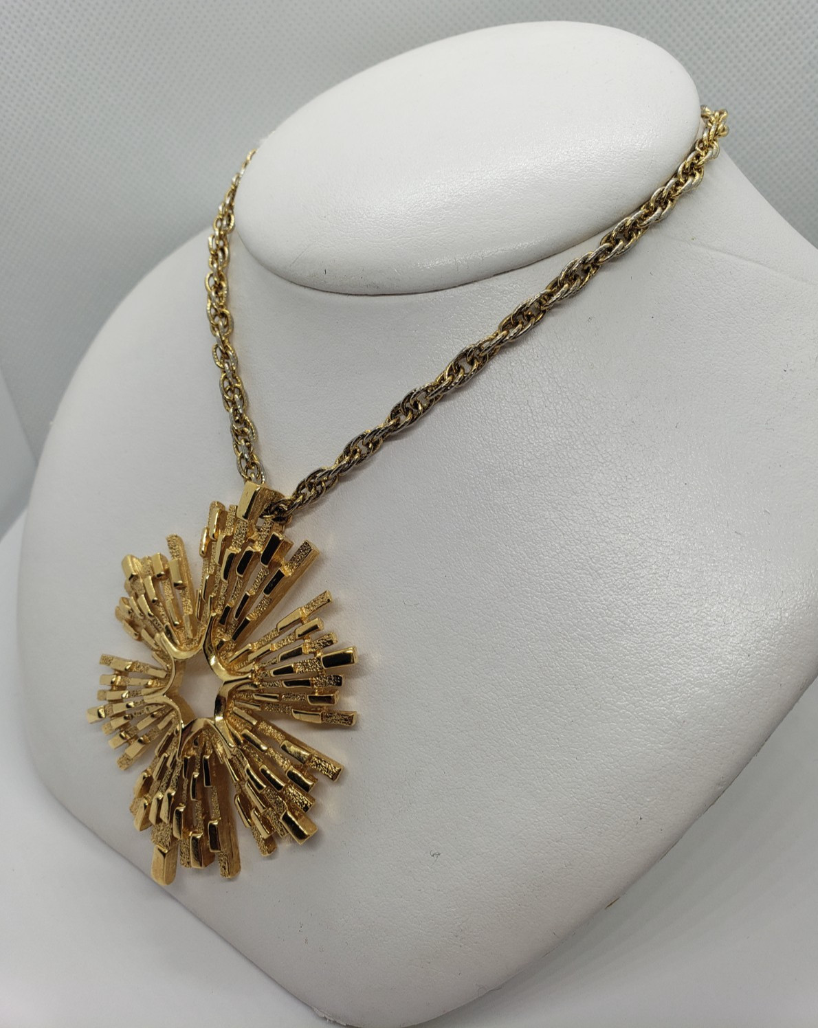 Vtg TRIFARI Goldtone Sunburst Modernist 60’s Glam Statement Pendant Necklace 25″