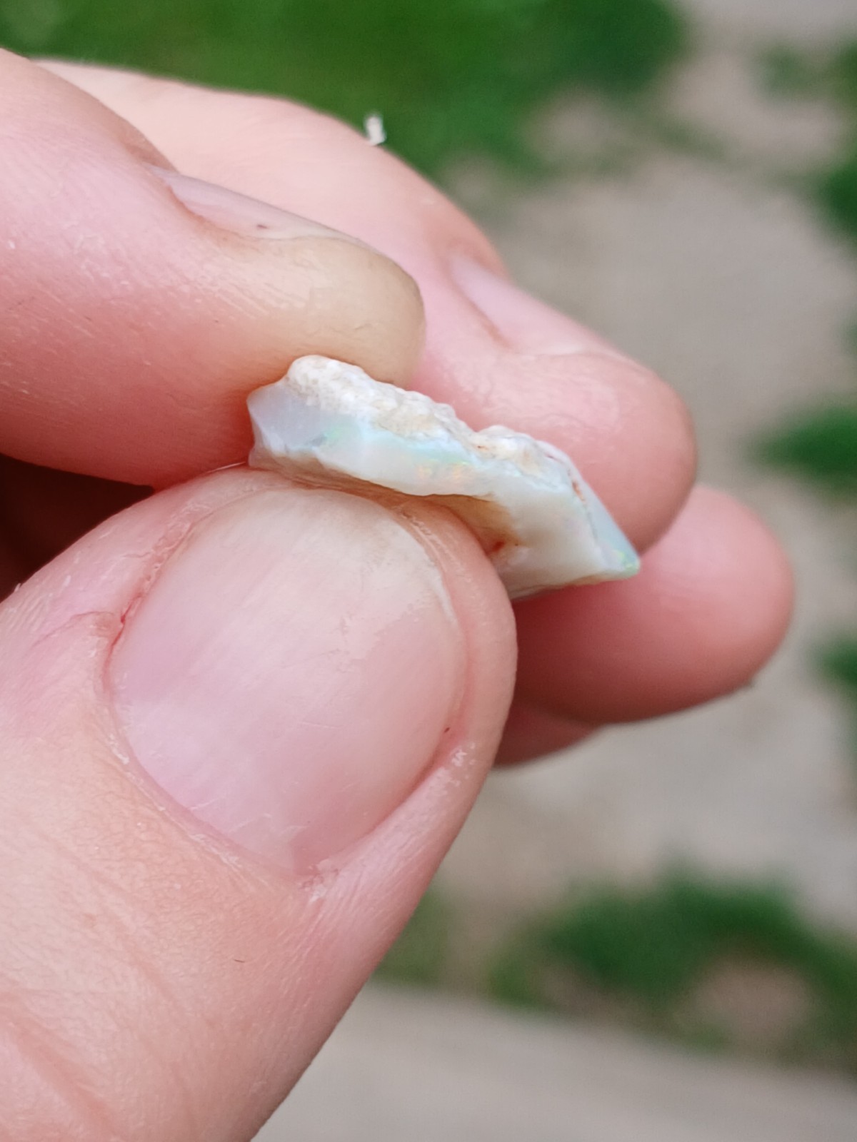 Australia Opal Mintabie Chips R802 5 Carat Faint Pink, Green Low Grade