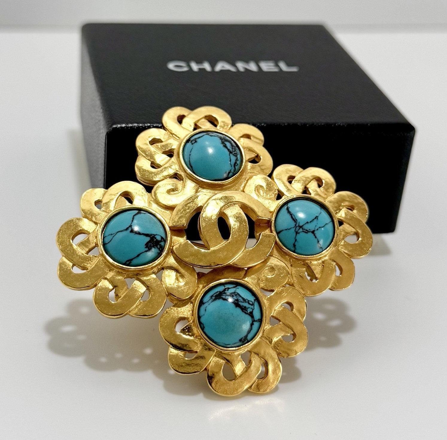 Chanel Turquoise Brooch Gold 97P Hammered Clover 24k Plated CC Vintage Very Rare
