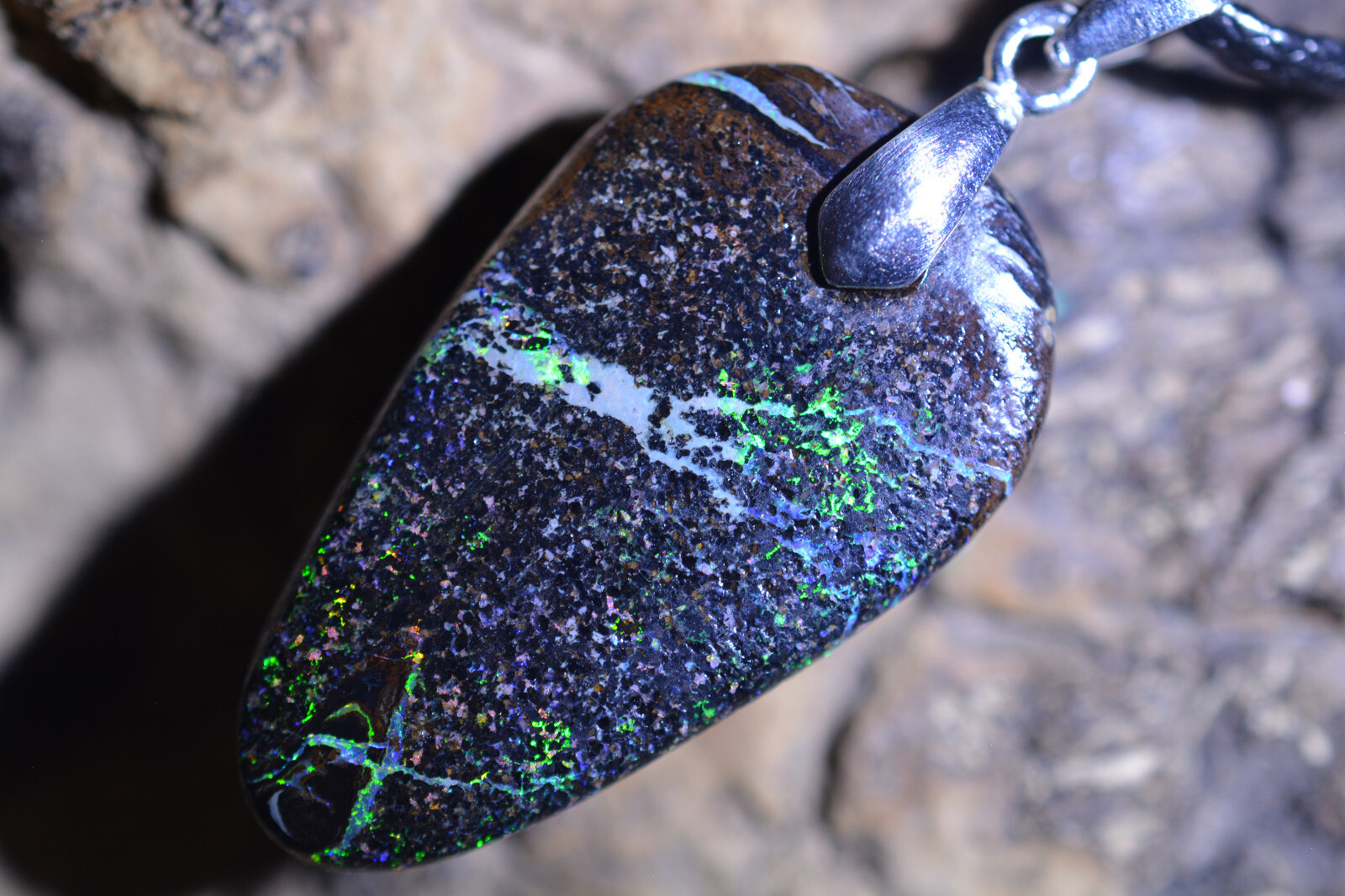 16ct 28x16x4 Top Briliant Green Koroite Sandstone Matrix Opal Necklace Australi gem