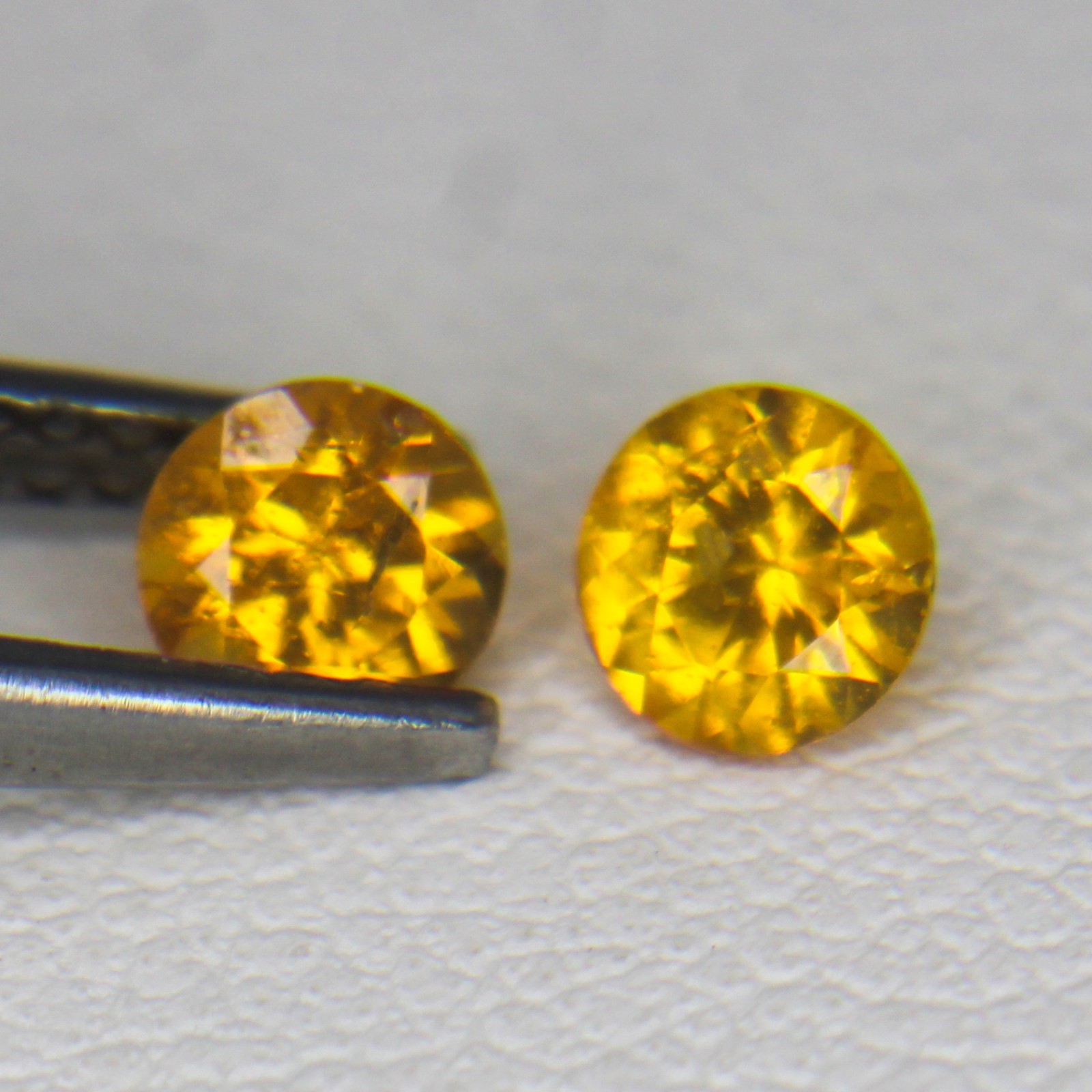Natural Faceted Orange Garnet Pair In Round Shape 0.60 Carats 4x4x3 mm Size