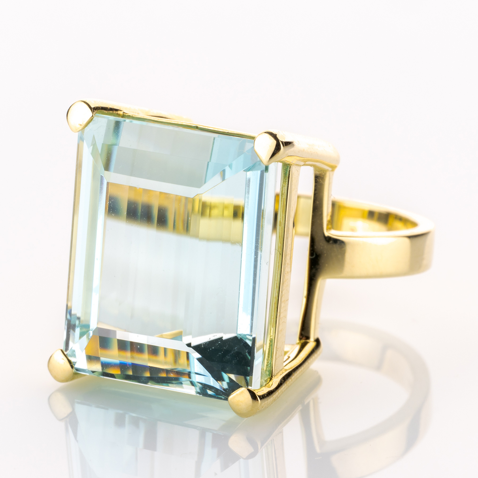 14k gold ring with an aquamarine