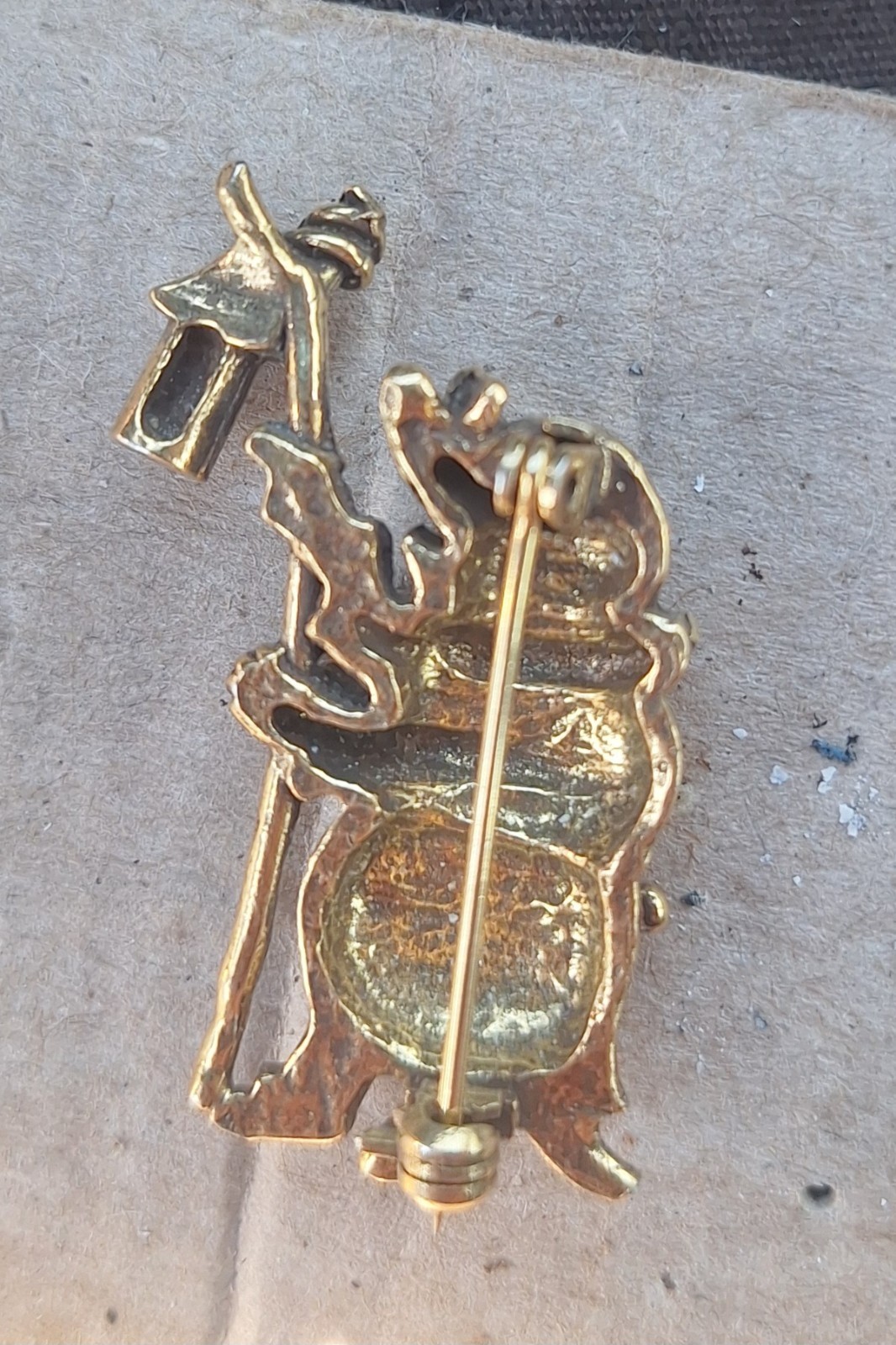 A2-2618 VINTAGE BROOCH GOLD TONE PIN 1.5″ ANIMAL WITH LANTERN