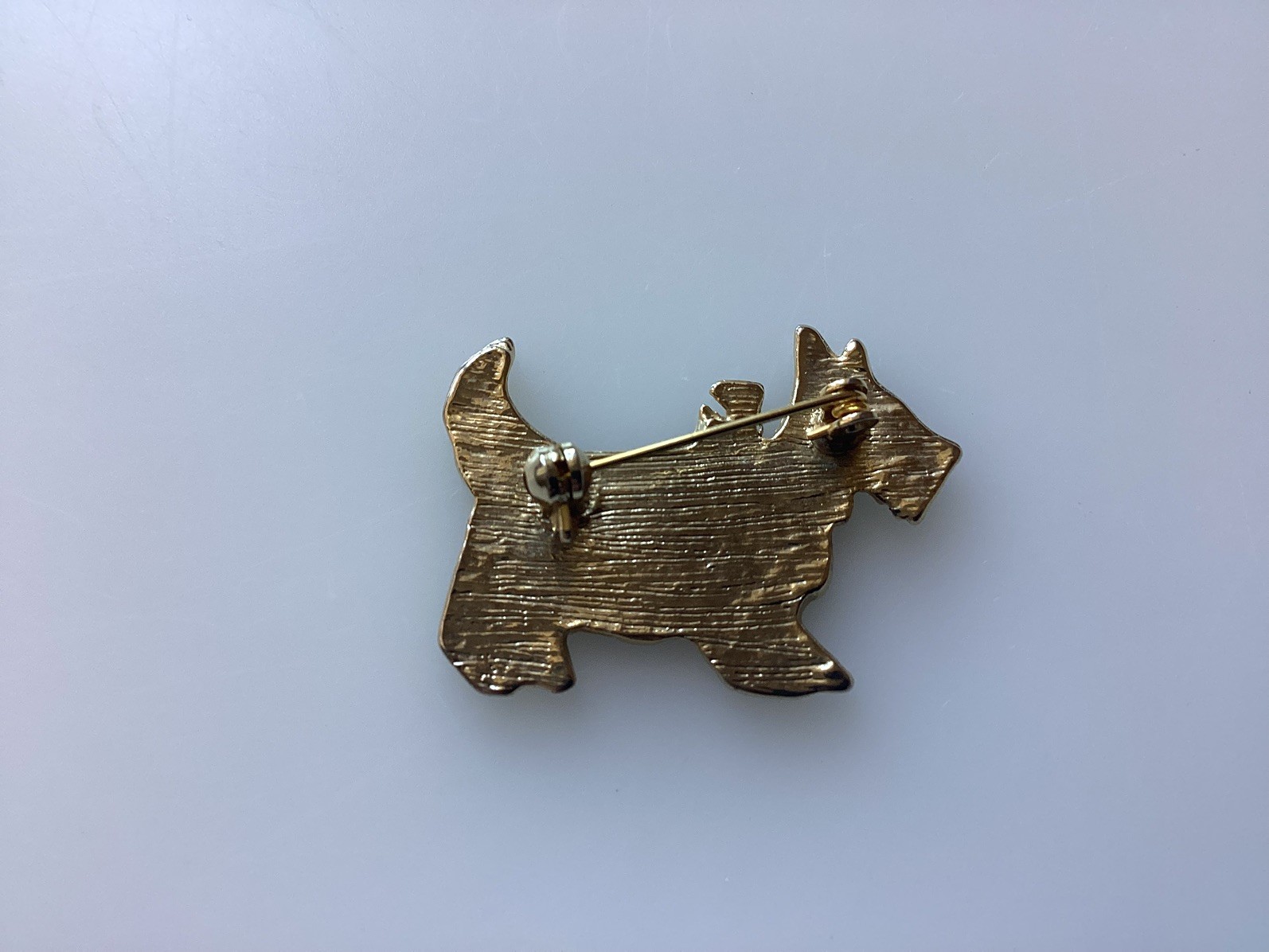 AN ATTRACTIVE BLACK AND GOLD TONED ENAMEL PIN BROOCH FEATURING S SCOTTIE DOG