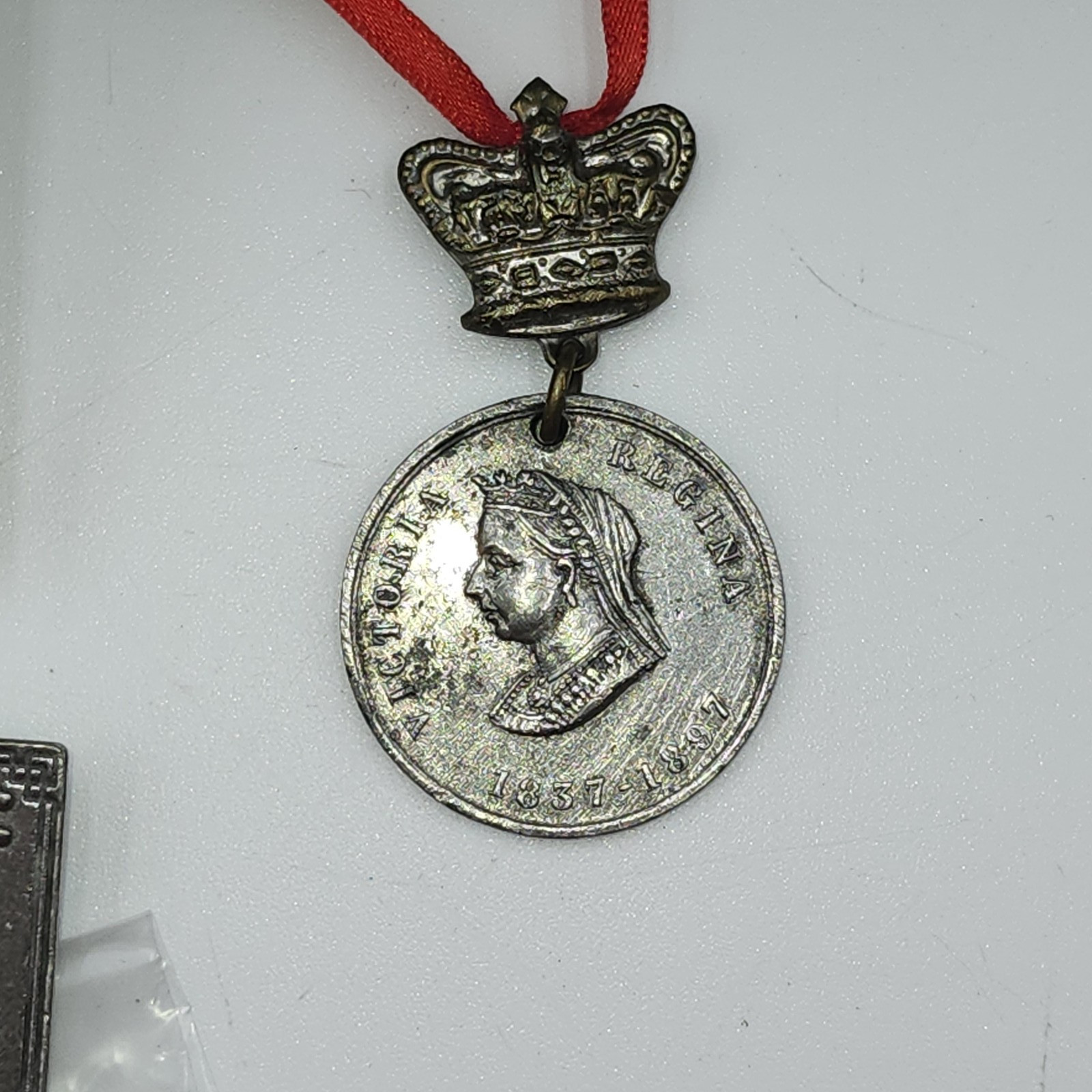1837-1897 Queen Victoria Diamond Jubilee commemorative medallion crown pin