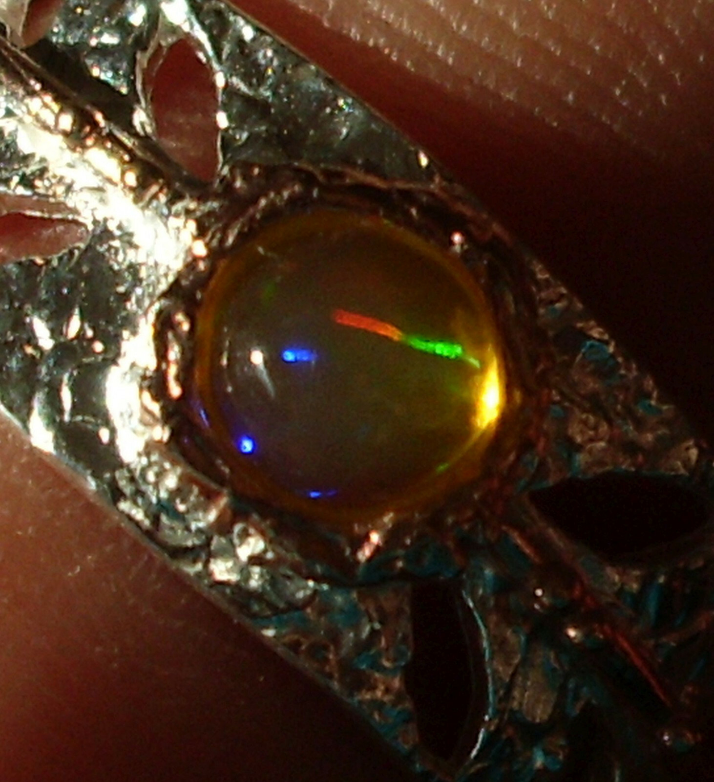 CeS Ring mit einem bunt leuchtenden mexikanischen Feueropal, mexican Opal
