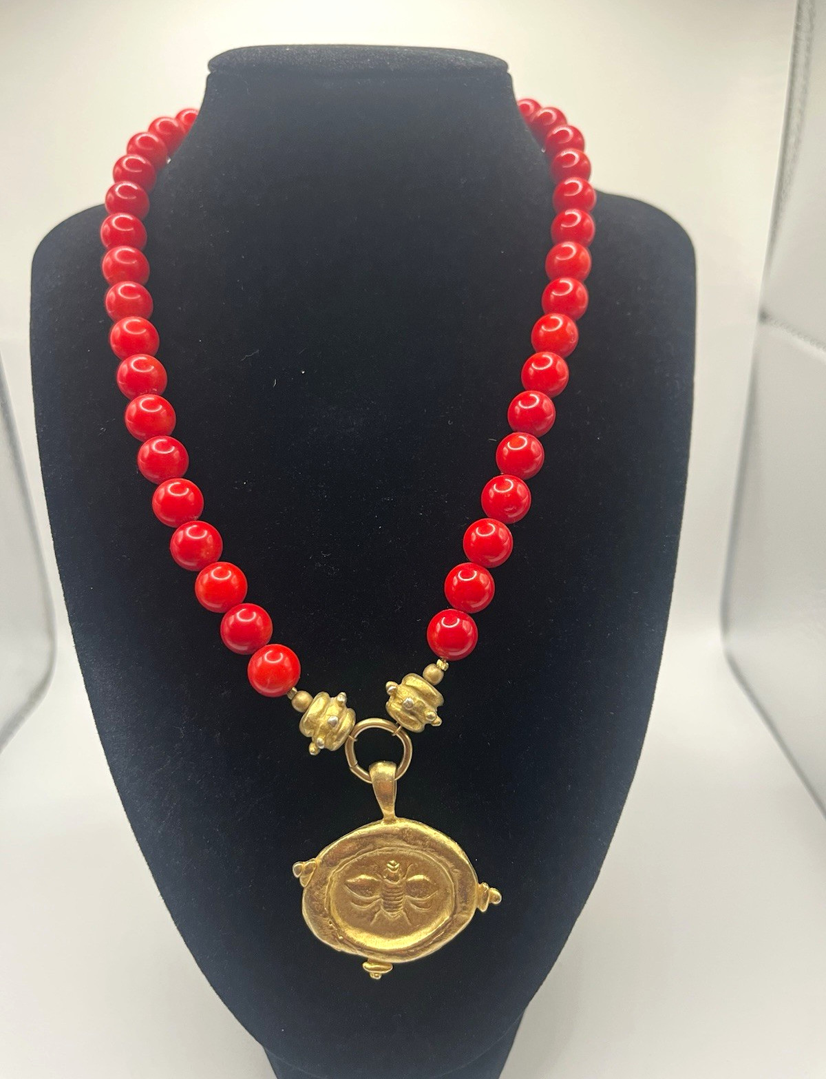 Susan Shaw Bee Medallion Red Glass Bead Necklace Gold Tone Statement 16-21”