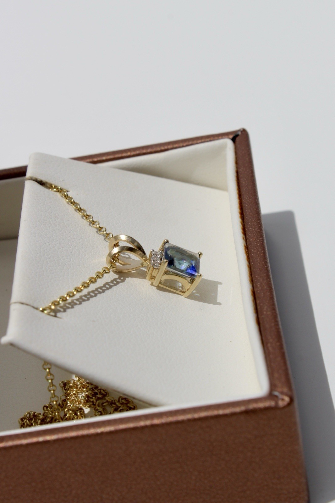Alexandrite & Diamond Pendant, 1.37 Carats 10K Gold