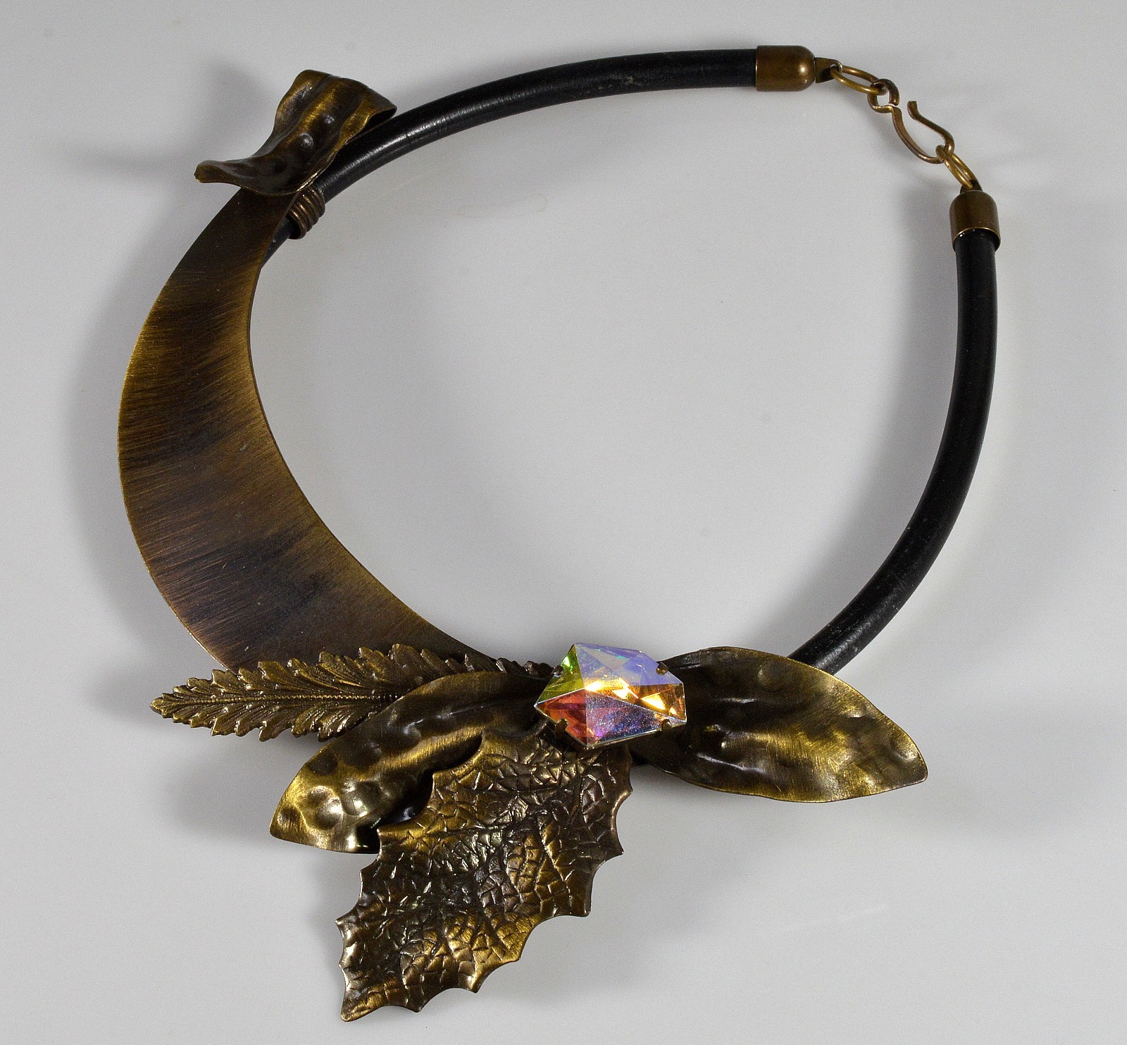 LARGE ARTISAN HAND TINTED EMBOSSED BRASS NECKLACE C.1950
