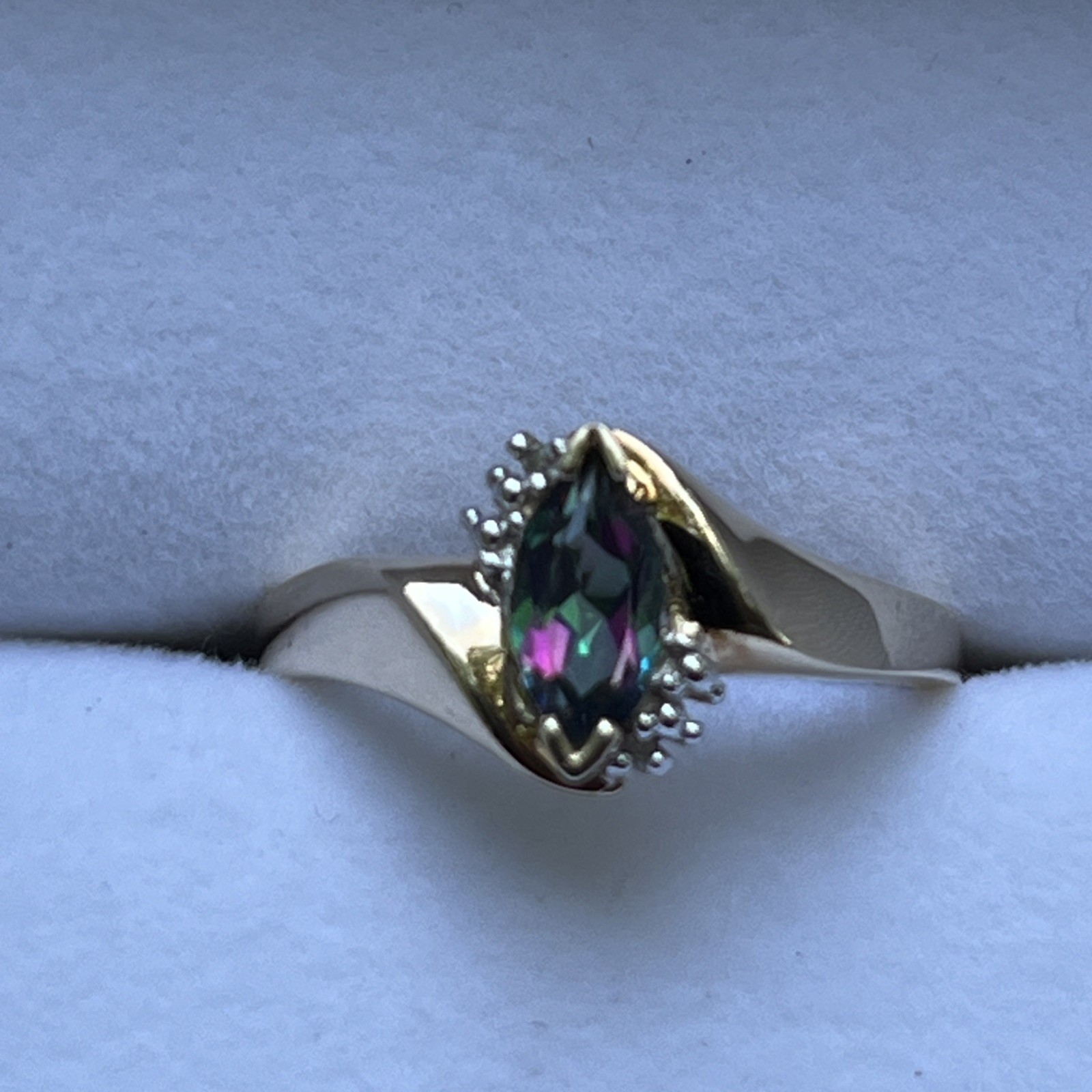 10k Solid Yellow Gold with Mystic Topaz Accent Ring Size 7; 2.4 grams, gorgeous