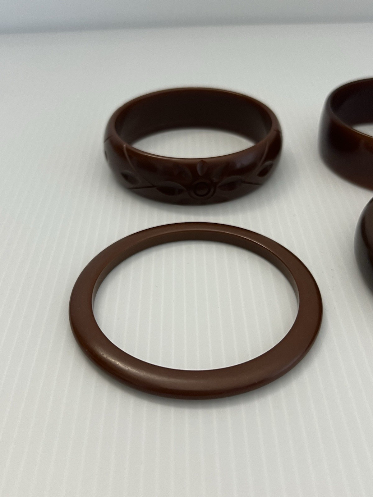 VTG Dark Brown Bakelite Bangle Bracelets – Lot of 4 – Diff Sizes – 1 Carved