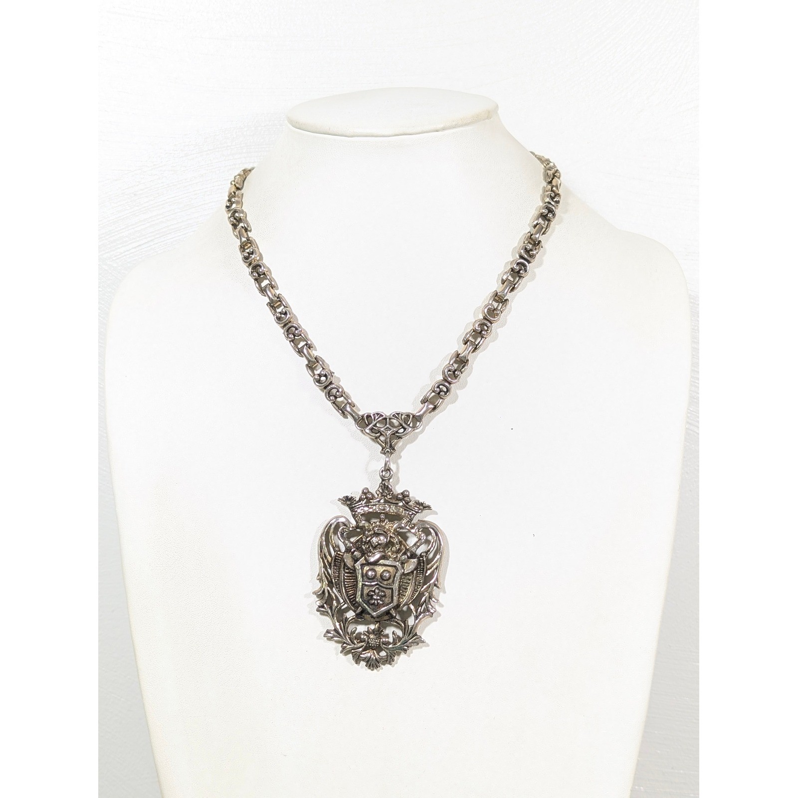 Vintage Heraldic Crest Pendant Necklace Antiqued Gold Tone Coat of Arms 18.5″