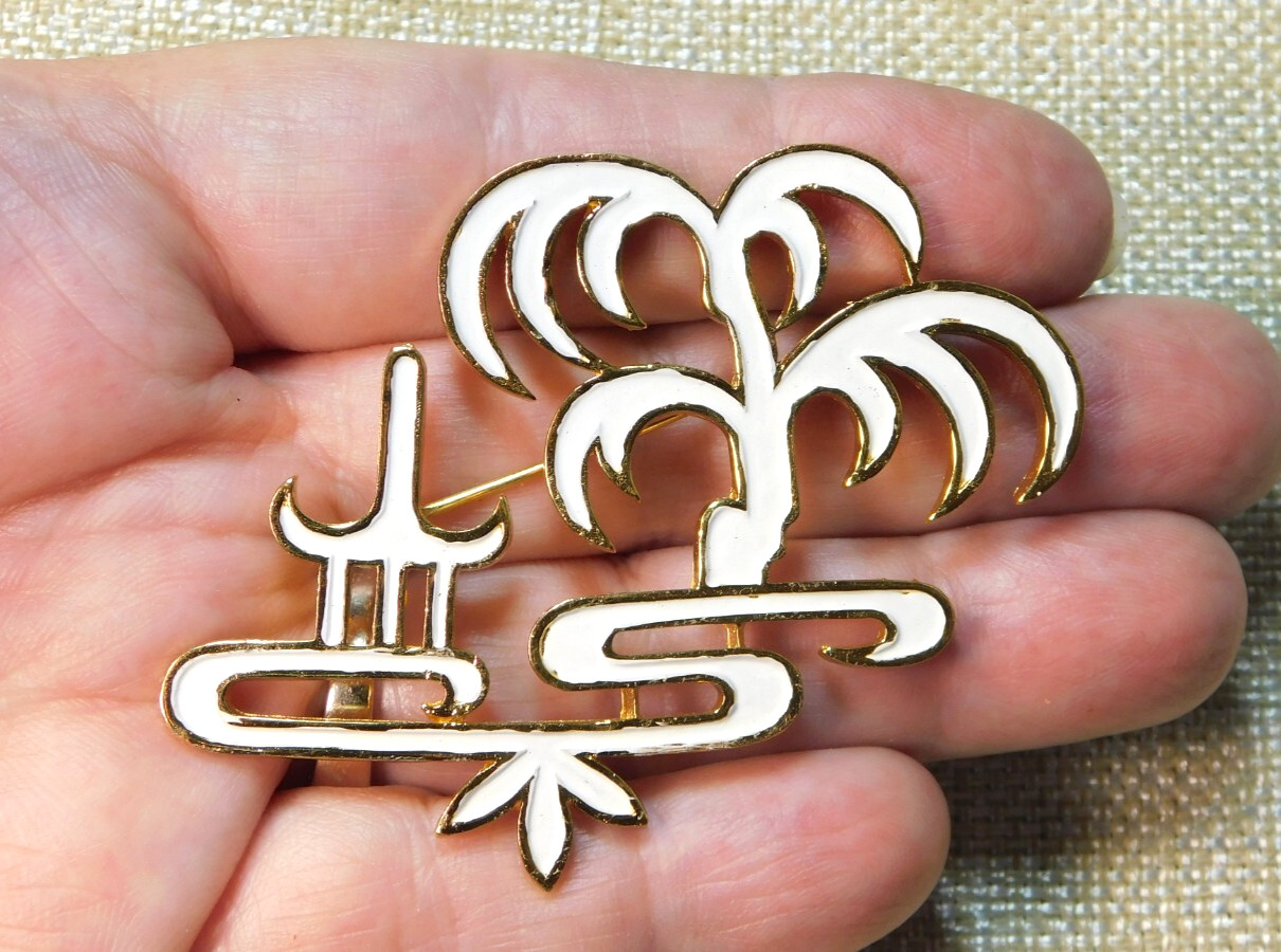 VINTAGE CROWN TRIFARI ” L’ORIENT ” ASIAN THEME WHITE ENAMEL GOLD TONE BROOCH