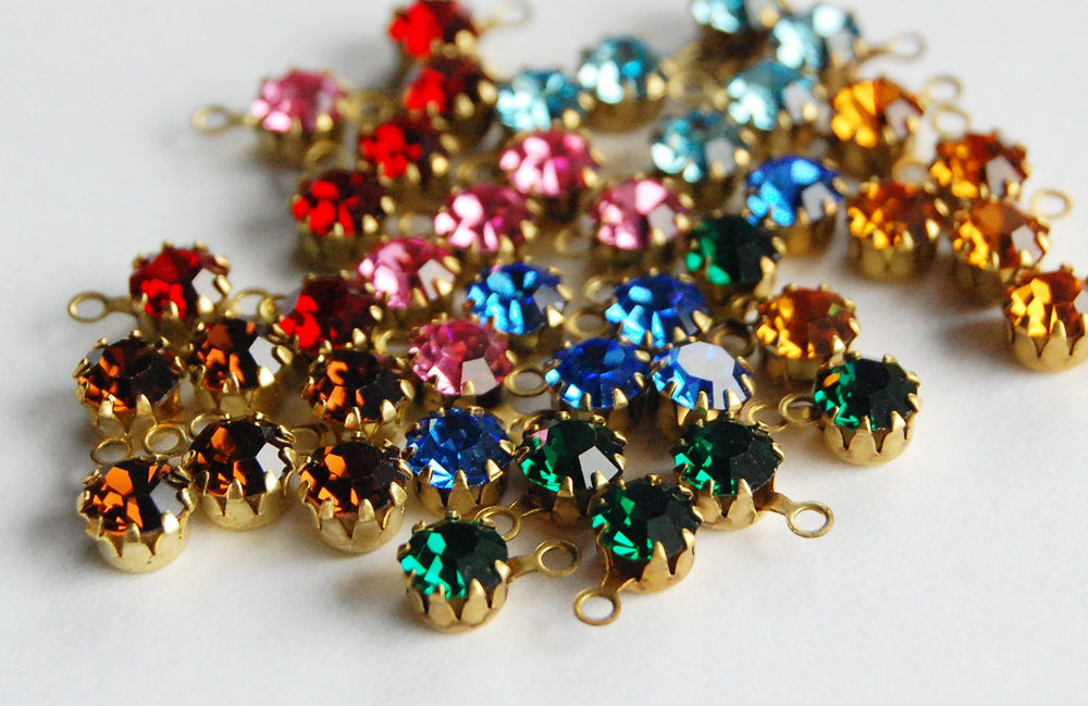VINTAGE SWAROVSKI RHINESTONE PENDANT BEADS AGED BRASS 23ss 5mm • ASSORTED COLORS