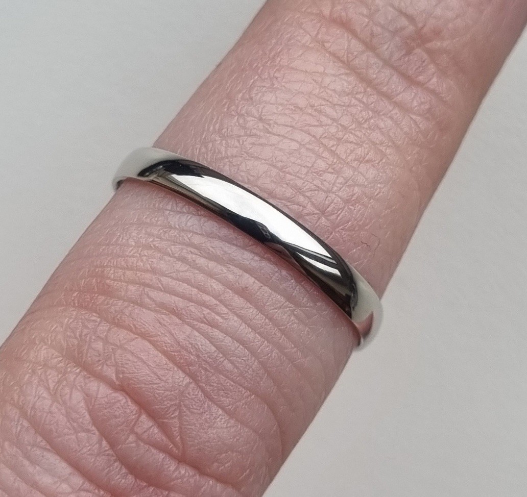 950 Palladium Hallmarked Wedding Band Ring 1.2g T 2.5mm