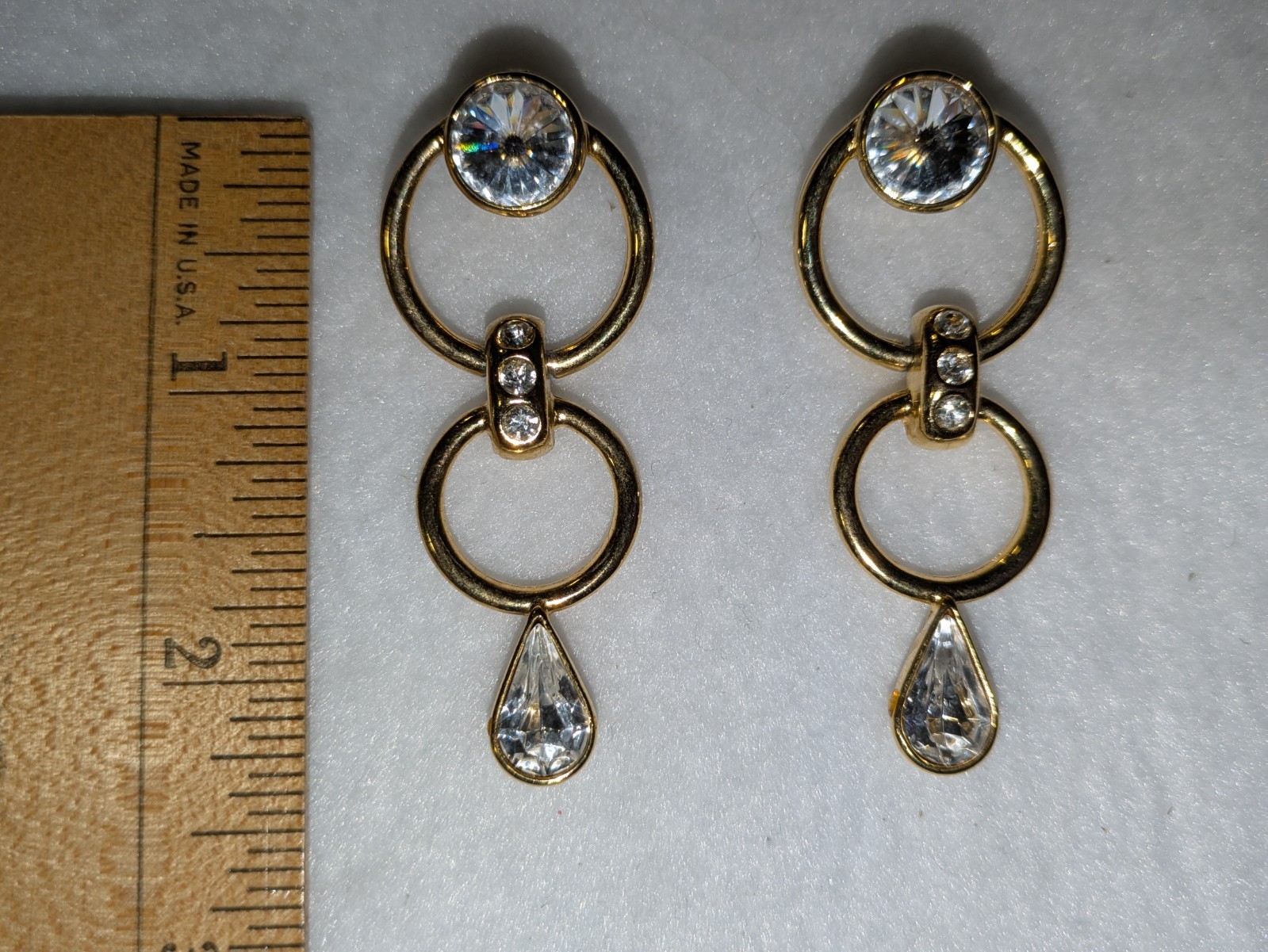 VINTAGE BIJOUX DESIGNS NEW YORK GOLD TONE TEARDROP PIERCED DROP EARRING STUNNING