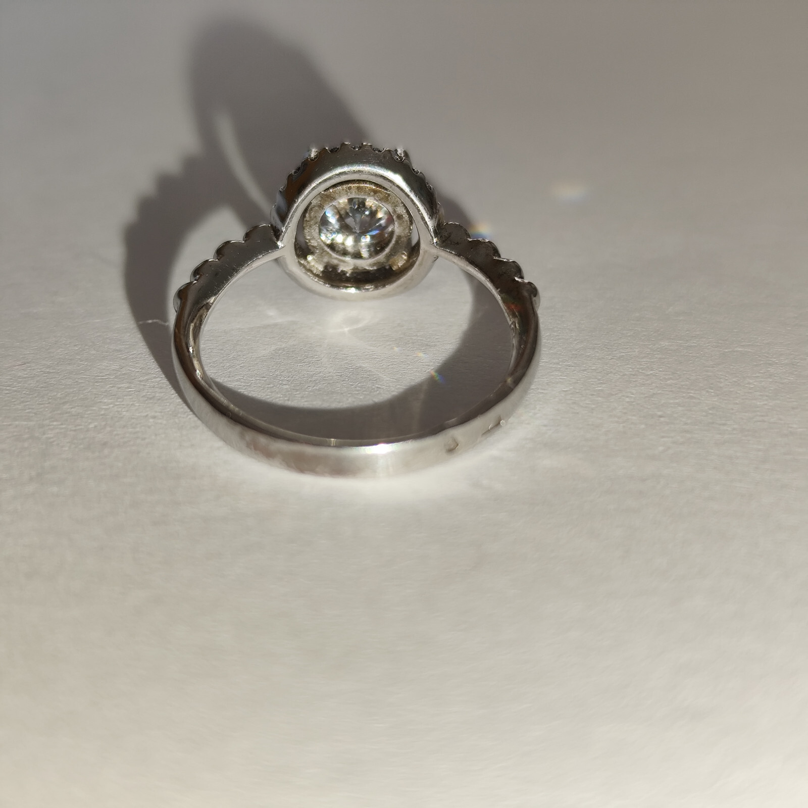 Silver ring size 52 with sparkling crystal in brilliant cut mint condition