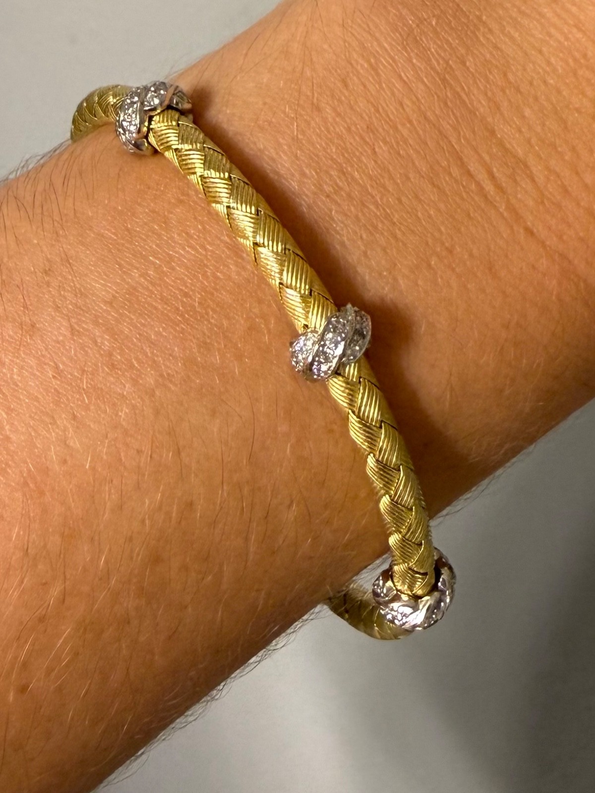 Authentic Roberto Coin Bracelet 18k gold woven with three diamond stations