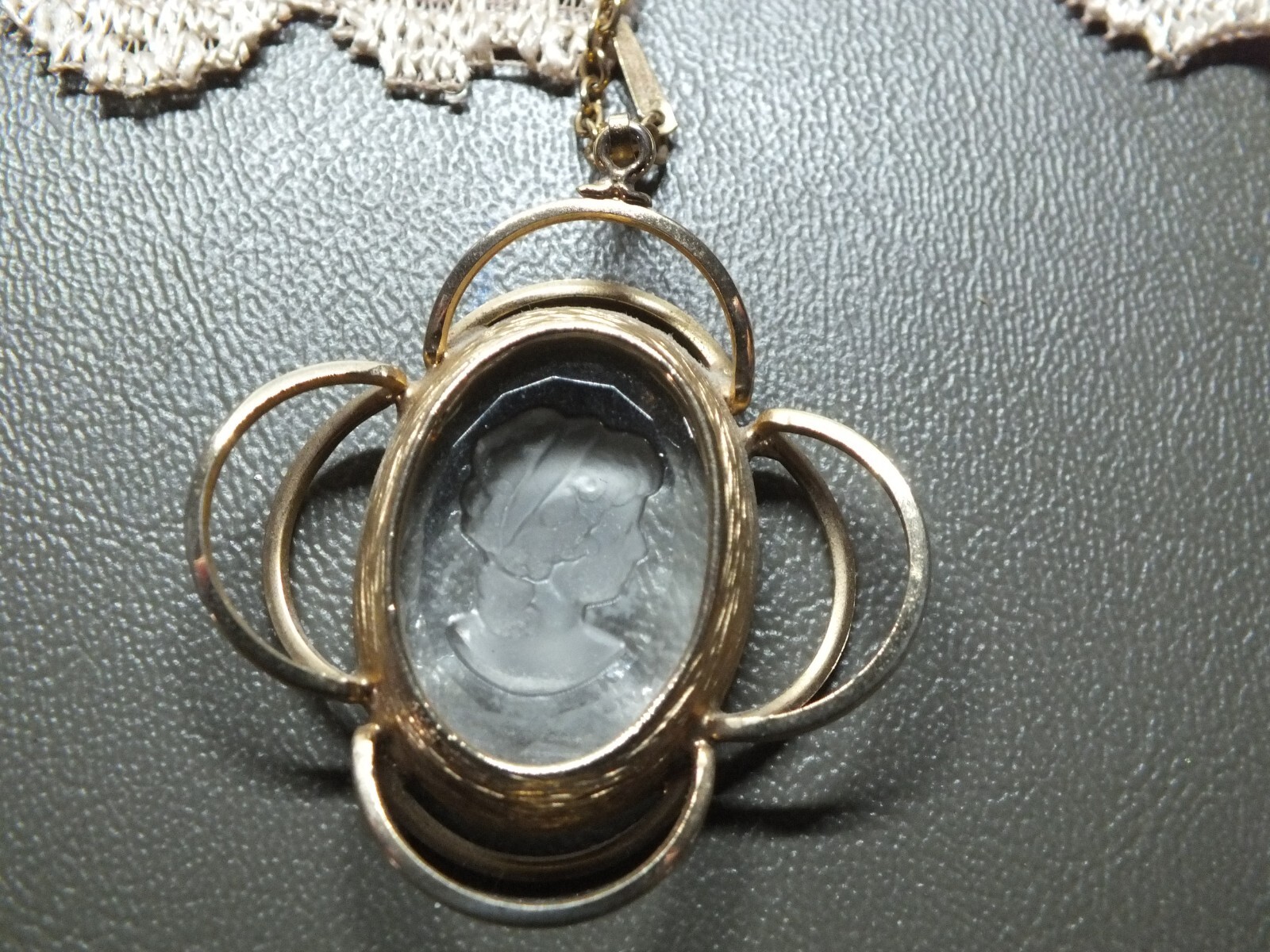 Beautiful Necklace Gold Tone Reverse Clear Cameo 1 1/2″ Pendant 19″ Chain NICE