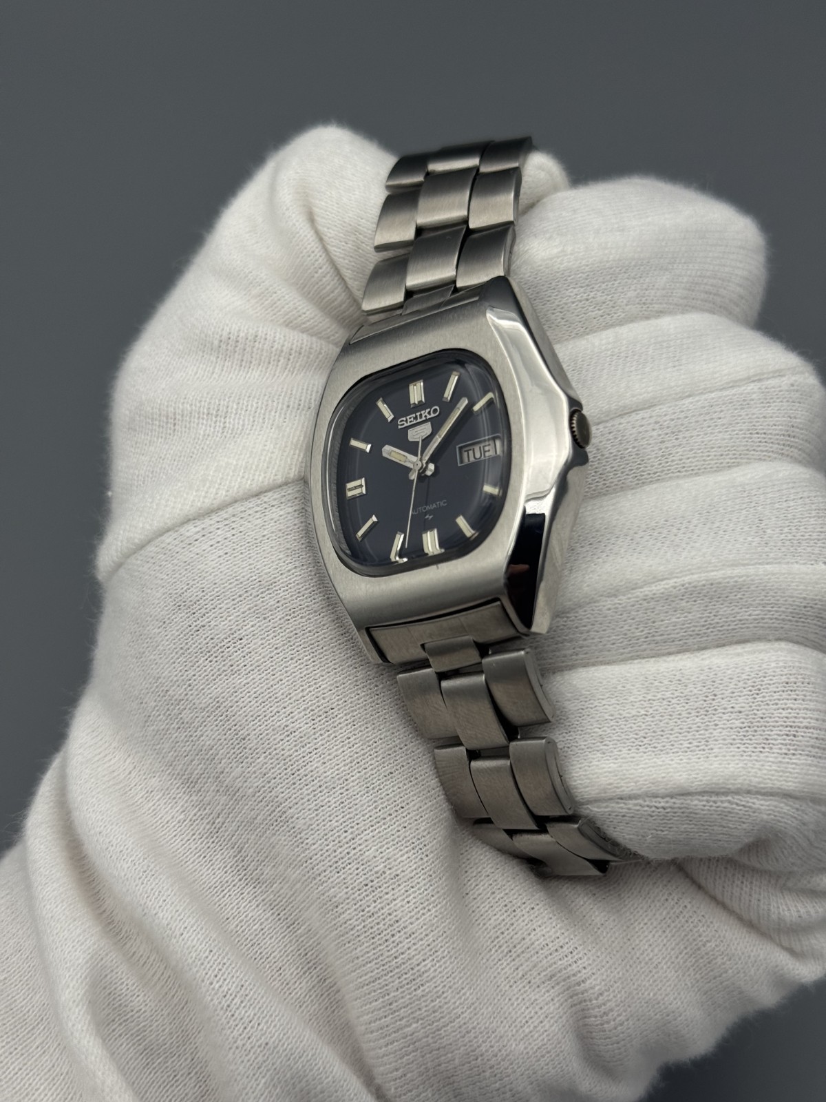 TV Shape Vintage Seiko 5 Automatic Black Dial Day/Date Men’s Wrist Watch Japan