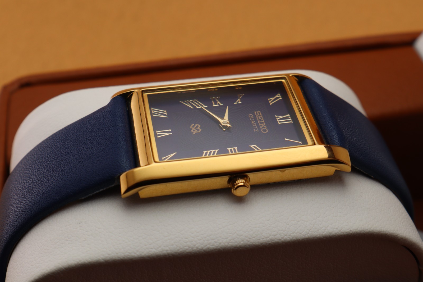 Vintage Seiko Slim Quartz Men’s Wrist Watch Blue Dial with Blue Strap.