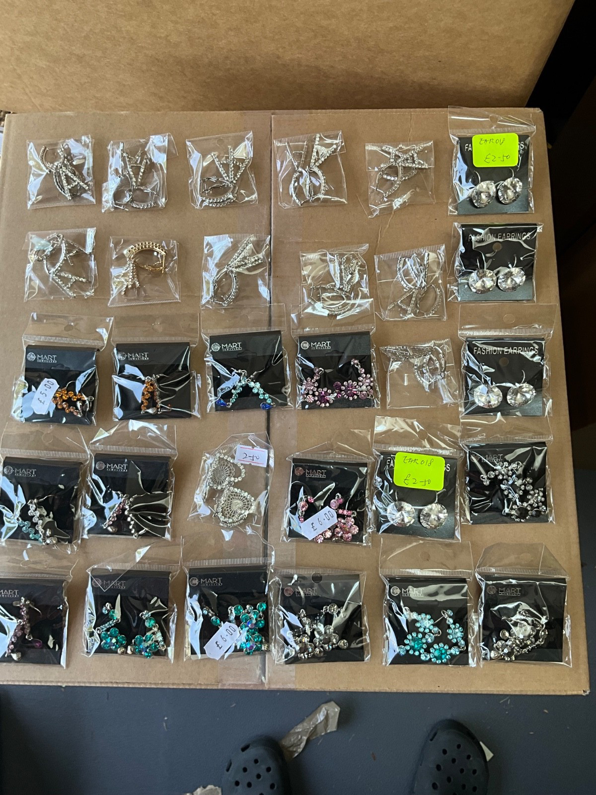 costume jewelery earrings , approx. 400 items