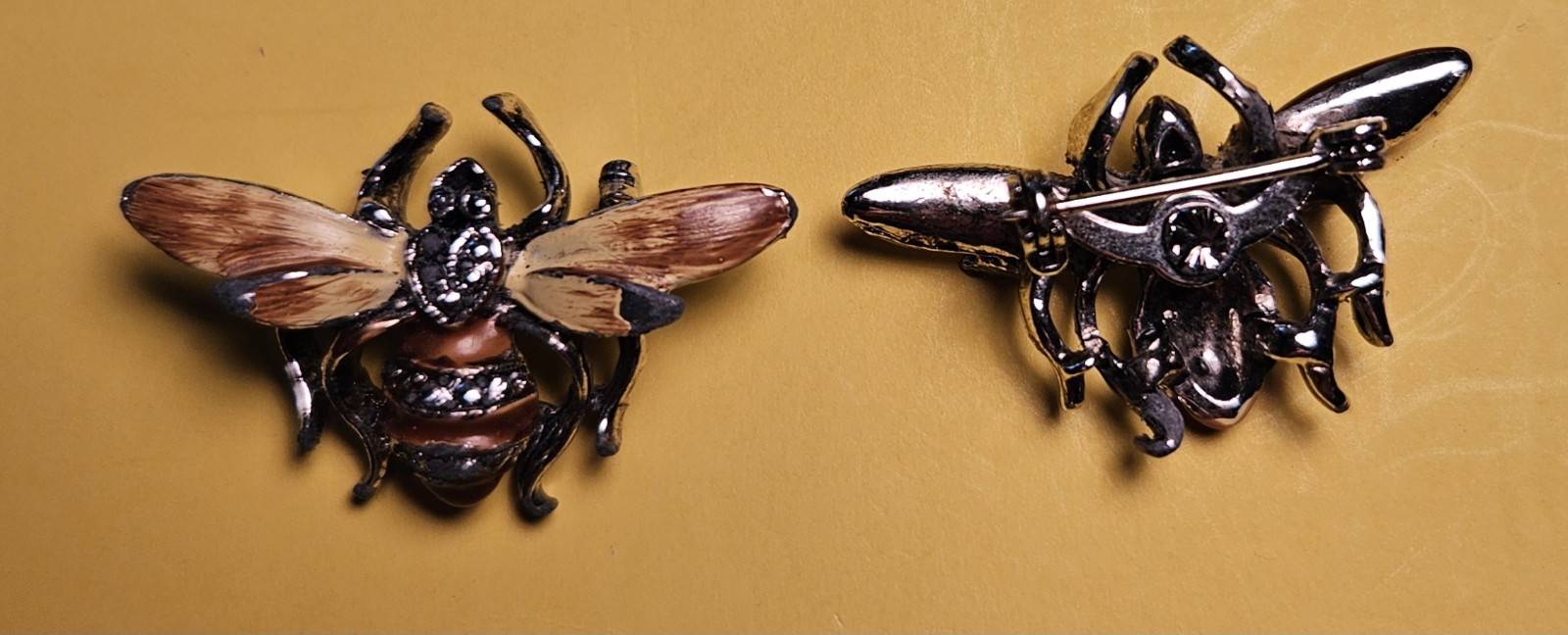 1960’S BUMBLE BEE ENAMEL (2) SCATTER PINS IN SILVER TONE METAL