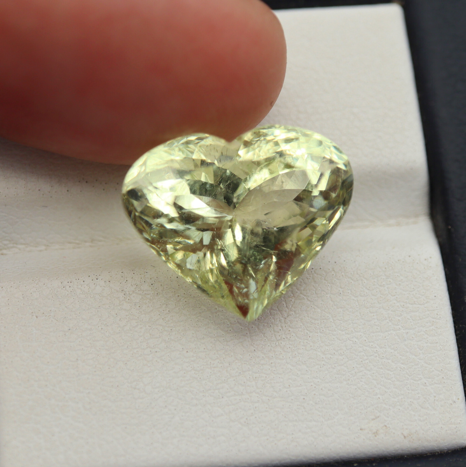 10.7 Cts 13.2×15.9 MM Natural Heliodor Aquamarine Faceted Heart Gemstone