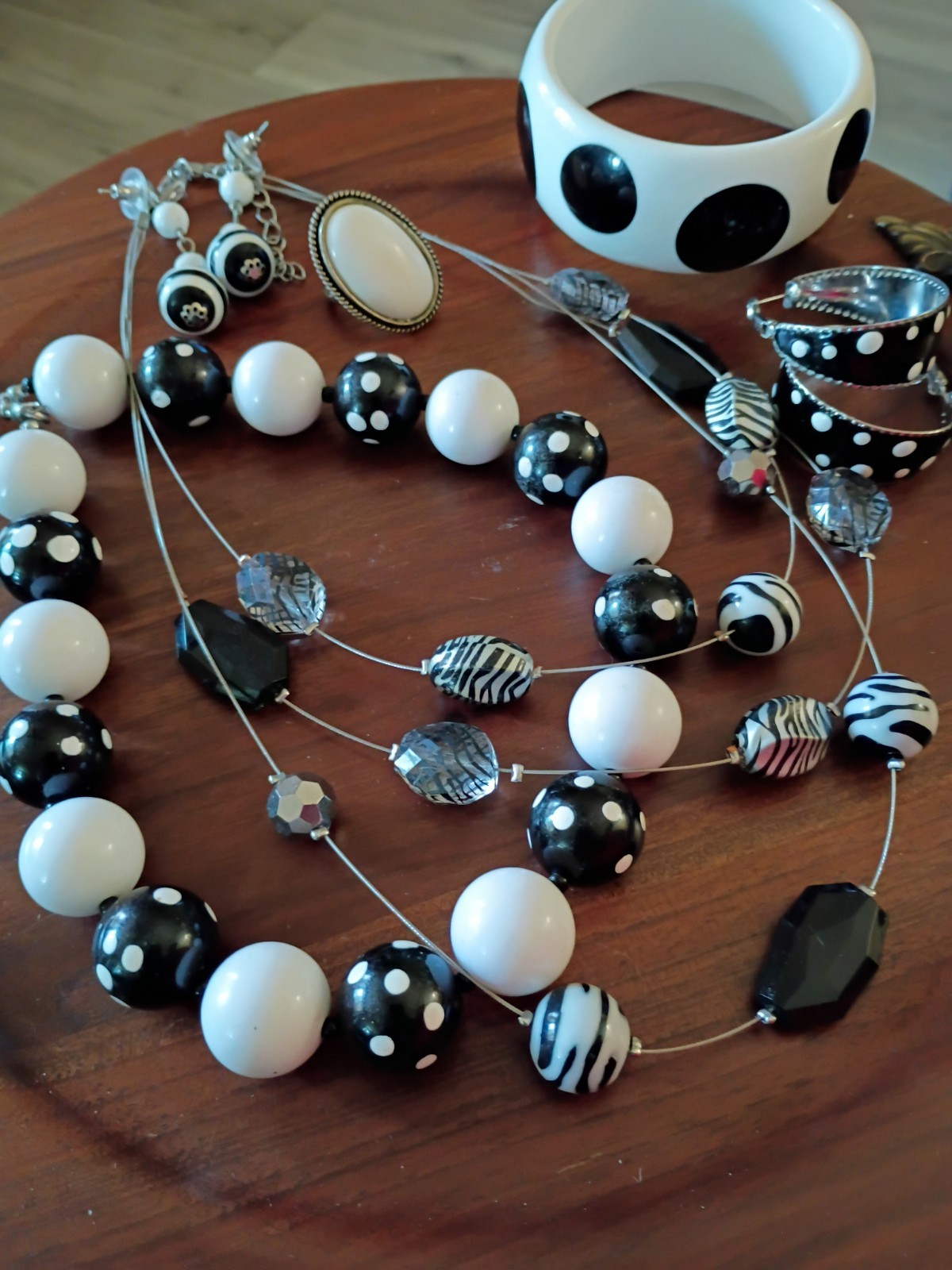 VTG Jewelry Lot Black & White/ Mix & Match Necklace-Brclts-Earrngs-Ring 6 Pcs