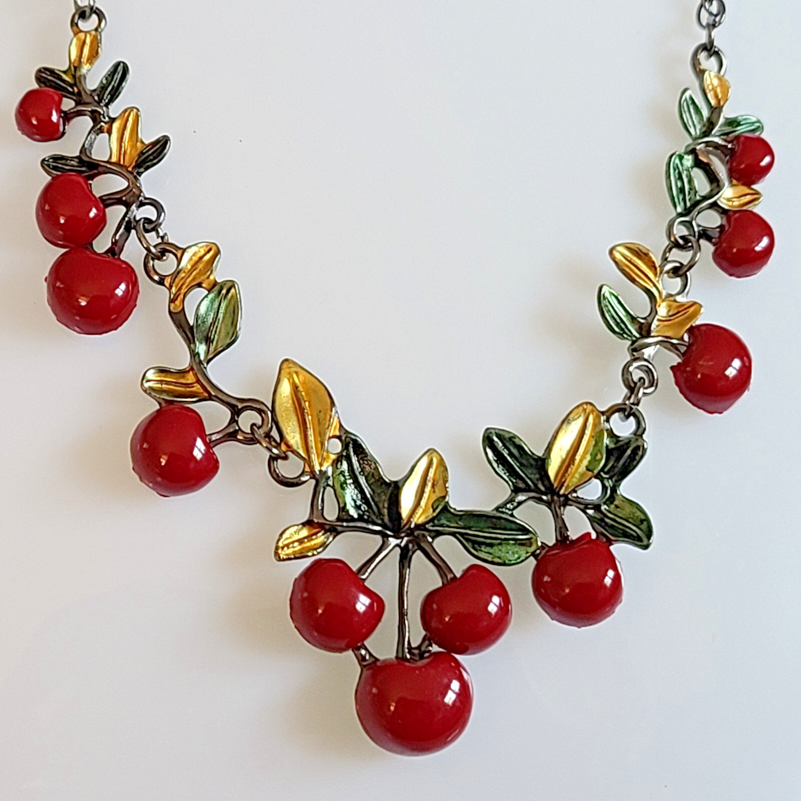FAUX BAKELITE GORGEOUS RED CHERRY NECKLACE AND EARRINGS GREEN GOLD LEAVES BEAUTY