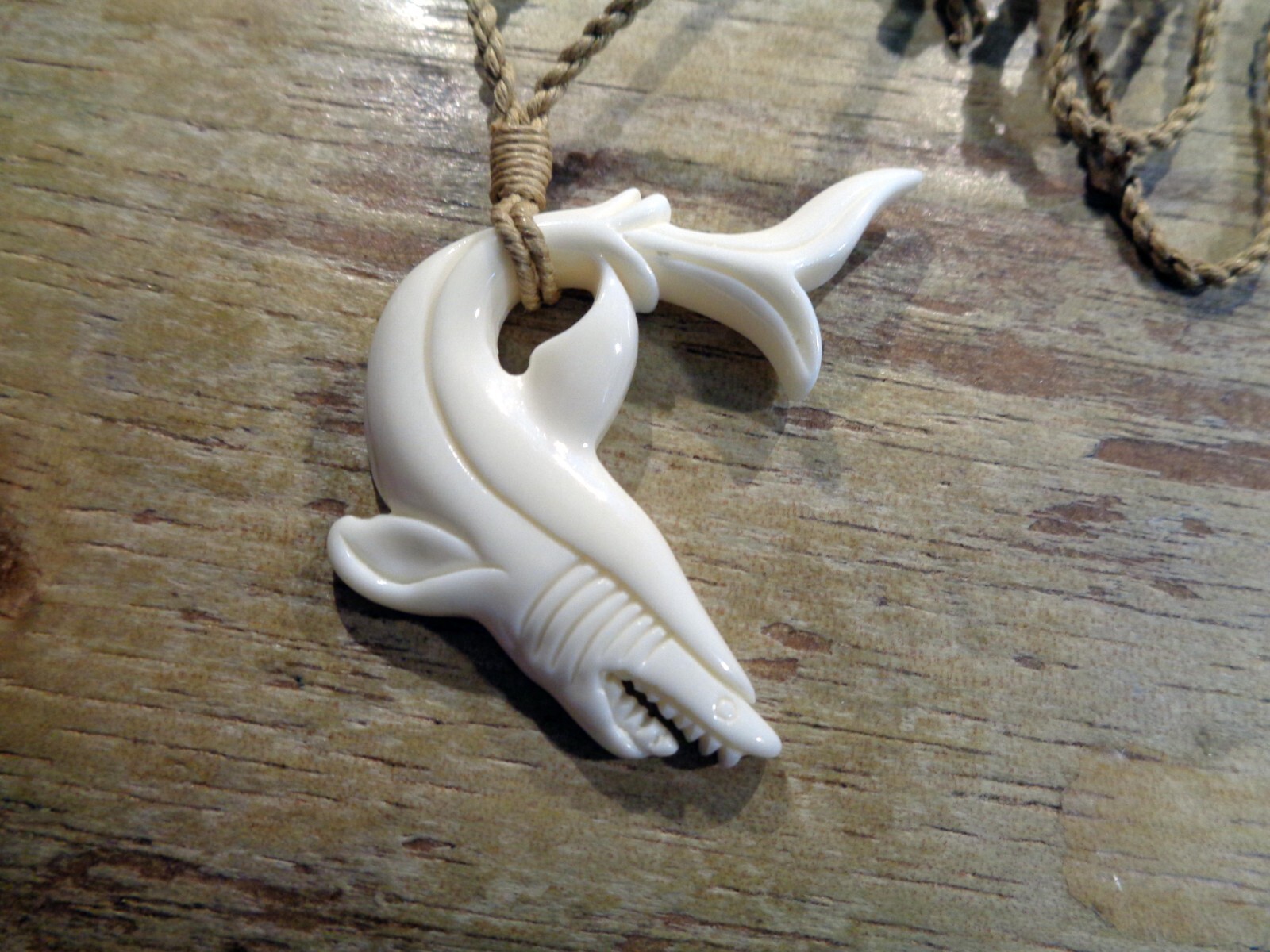 56MM CARVED WATER BUFFALO BONE HAWAIIAN MANO NIUHI SHARK PENDANT NECKLACE 28″