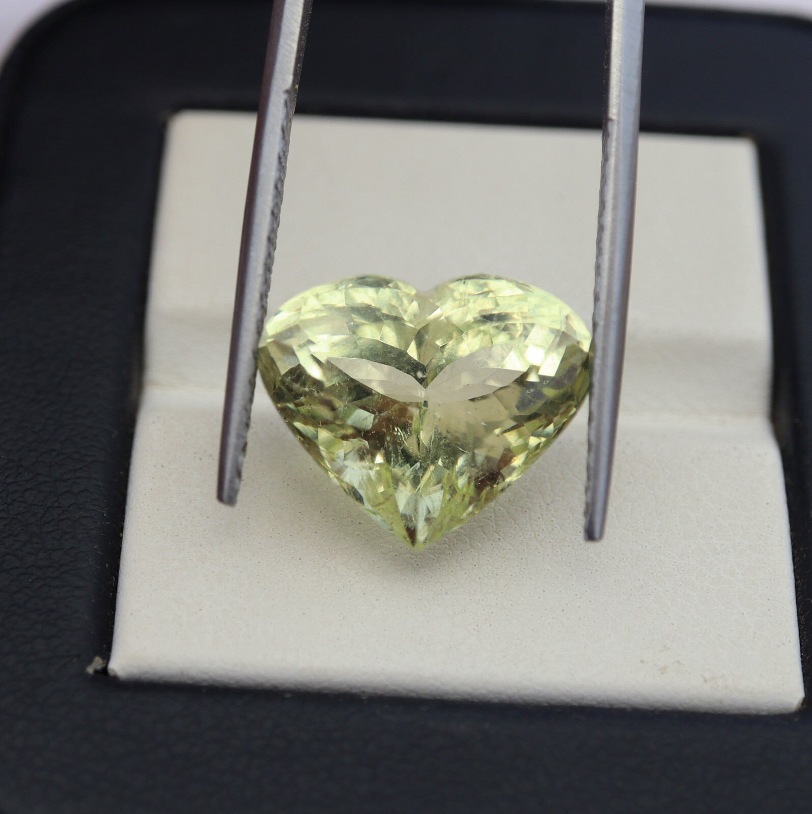10.7 Cts 13.2×15.9 MM Natural Heliodor Aquamarine Faceted Heart Gemstone
