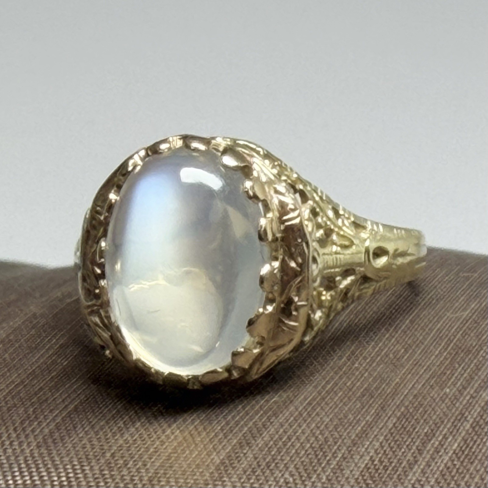 Antique Y Gold 14k Ring Ceylon Blue Flash Moonstone Size 7.5 3.2 Grams