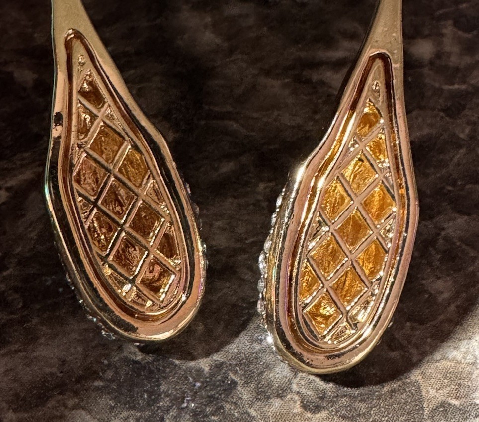 PIPER K GOLD TONE TEARDROP WITH PAVE GLASS STONES EARRINGS NEW ON CARD