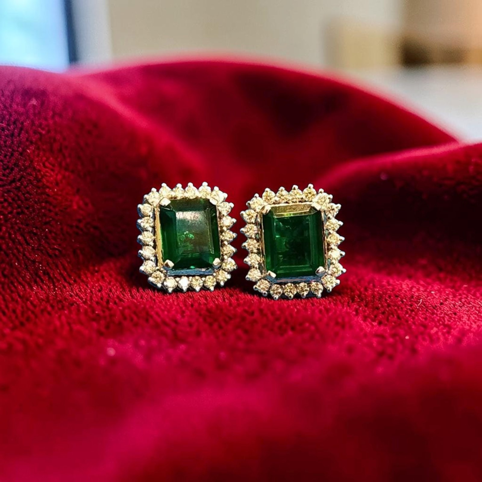 Classy 6.45 Cts Round Brilliant F/VS1 Diamonds Emerald Stud Earrings In 14K Gold